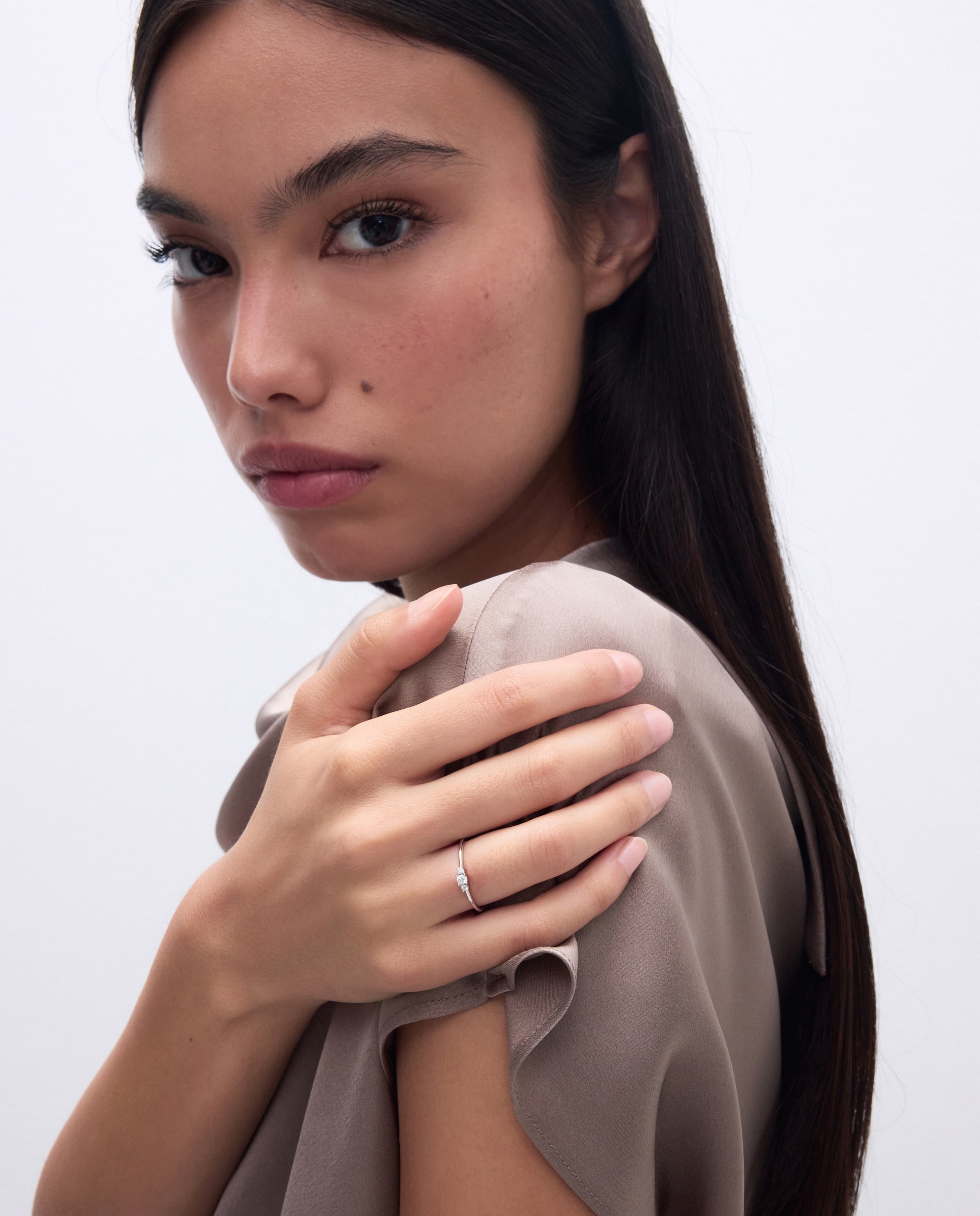 Imagen 5 de Anillo tresillo de oro amarillo de 18K con 3 diamantes en talla brillante con un peso total de 0,10 ct - El Corte Inglés - Plata Plata
