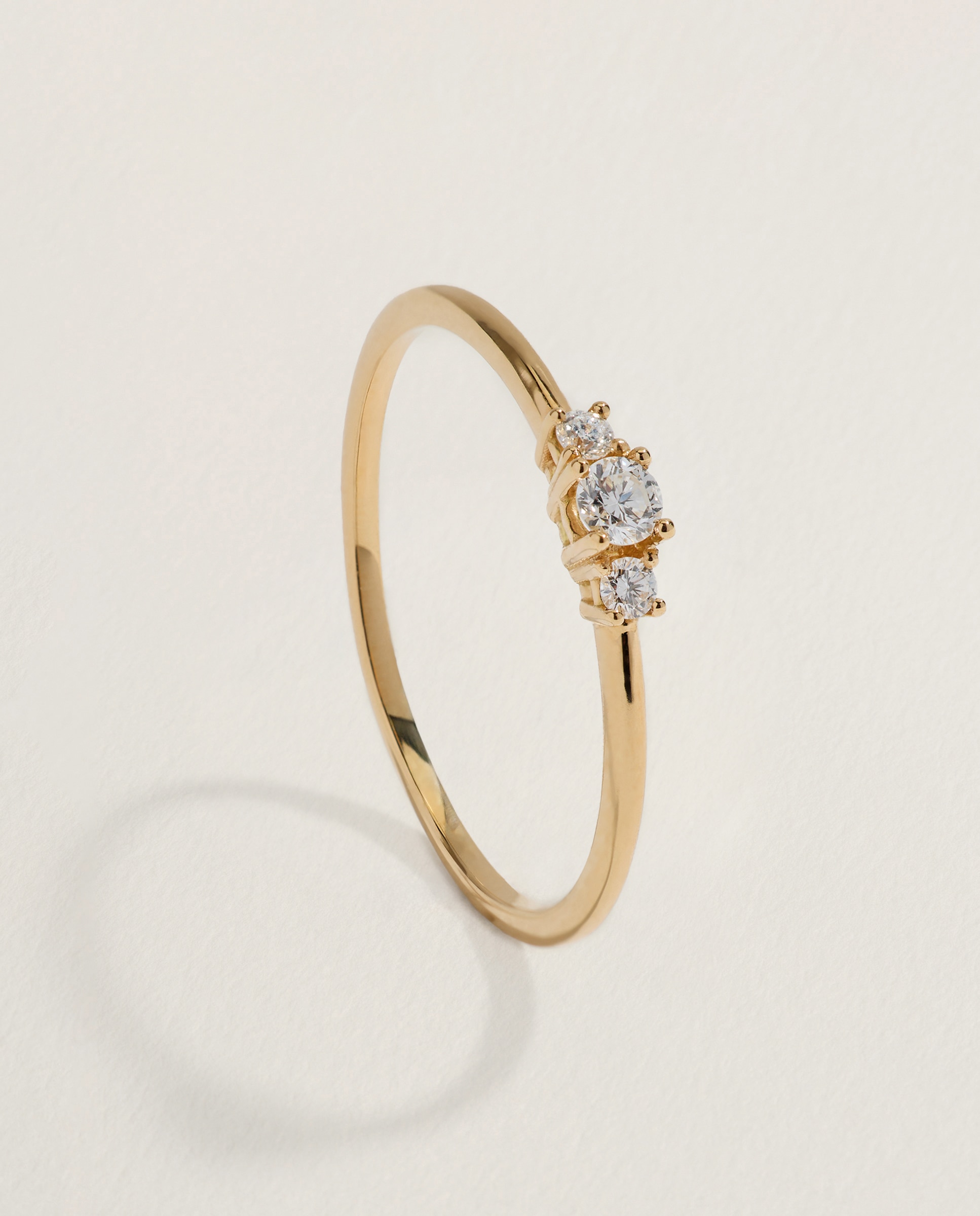 Imagen 1 de Anillo tresillo de oro amarillo de 18K con 3 diamantes en talla brillante con un peso total de 0,10 ct - El Corte Inglés - 300 Amarillo 300 Amarillo