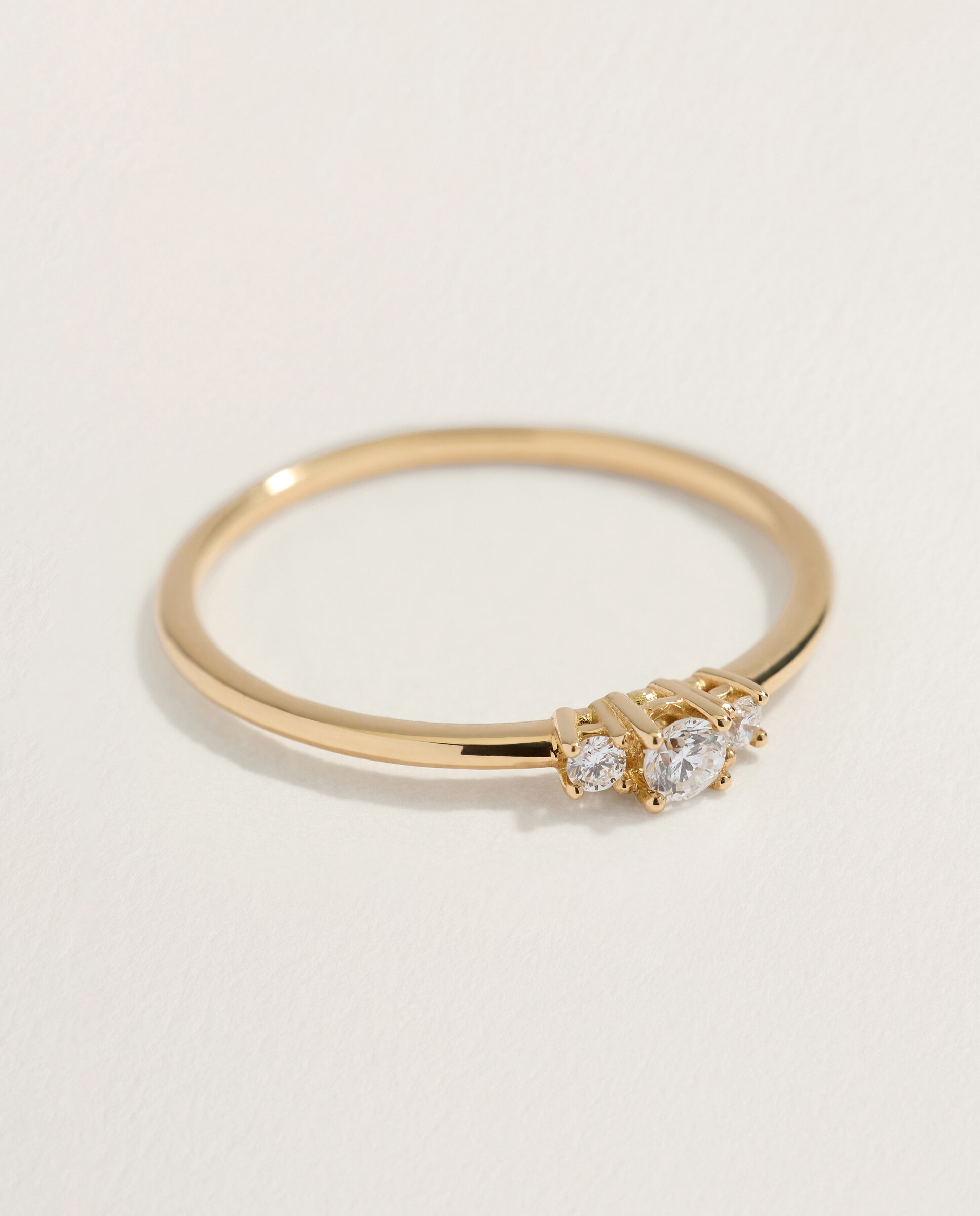 Imagen 2 de Anillo tresillo de oro amarillo de 18K con 3 diamantes en talla brillante con un peso total de 0,10 ct - El Corte Inglés - 300 Amarillo 300 Amarillo