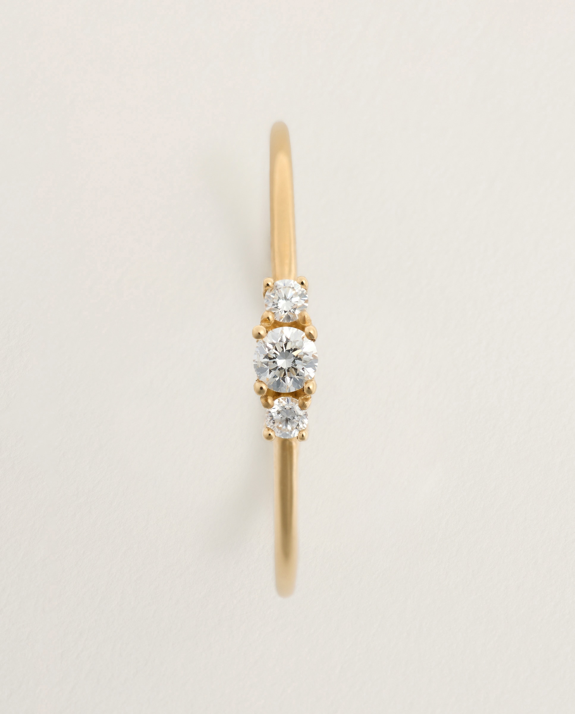 Imagen 3 de Anillo tresillo de oro amarillo de 18K con 3 diamantes en talla brillante con un peso total de 0,10 ct - El Corte Inglés - 300 Amarillo 300 Amarillo