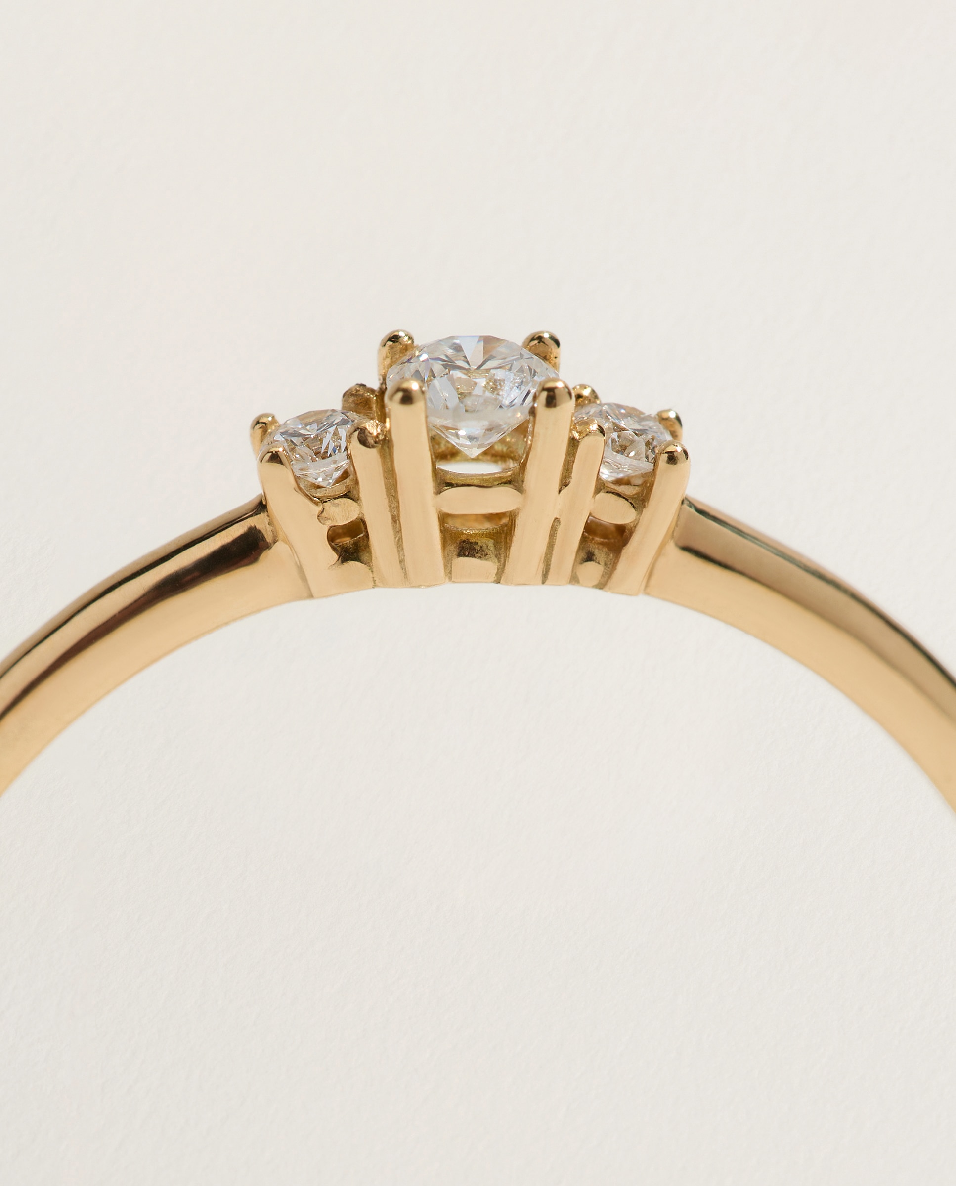 Imagen 4 de Anillo tresillo de oro amarillo de 18K con 3 diamantes en talla brillante con un peso total de 0,10 ct - El Corte Inglés - 300 Amarillo 300 Amarillo
