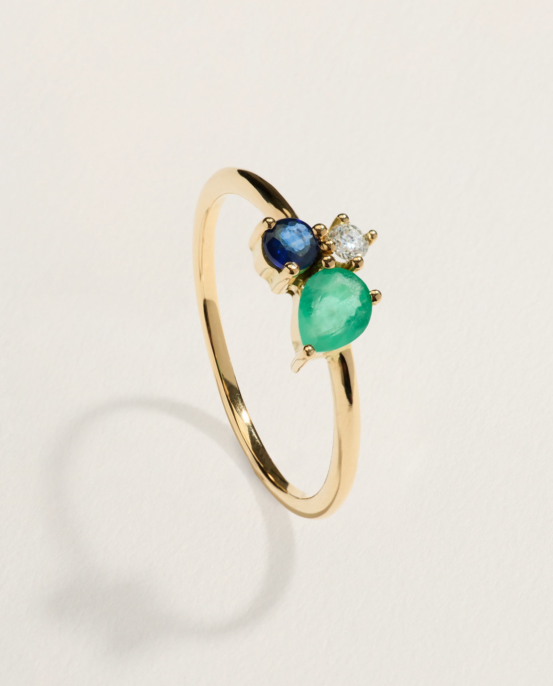 Imagen 0 de Anillo en oro amarillo de 18 k con zafiro, esmeralda y diamante. 300 Amarillo