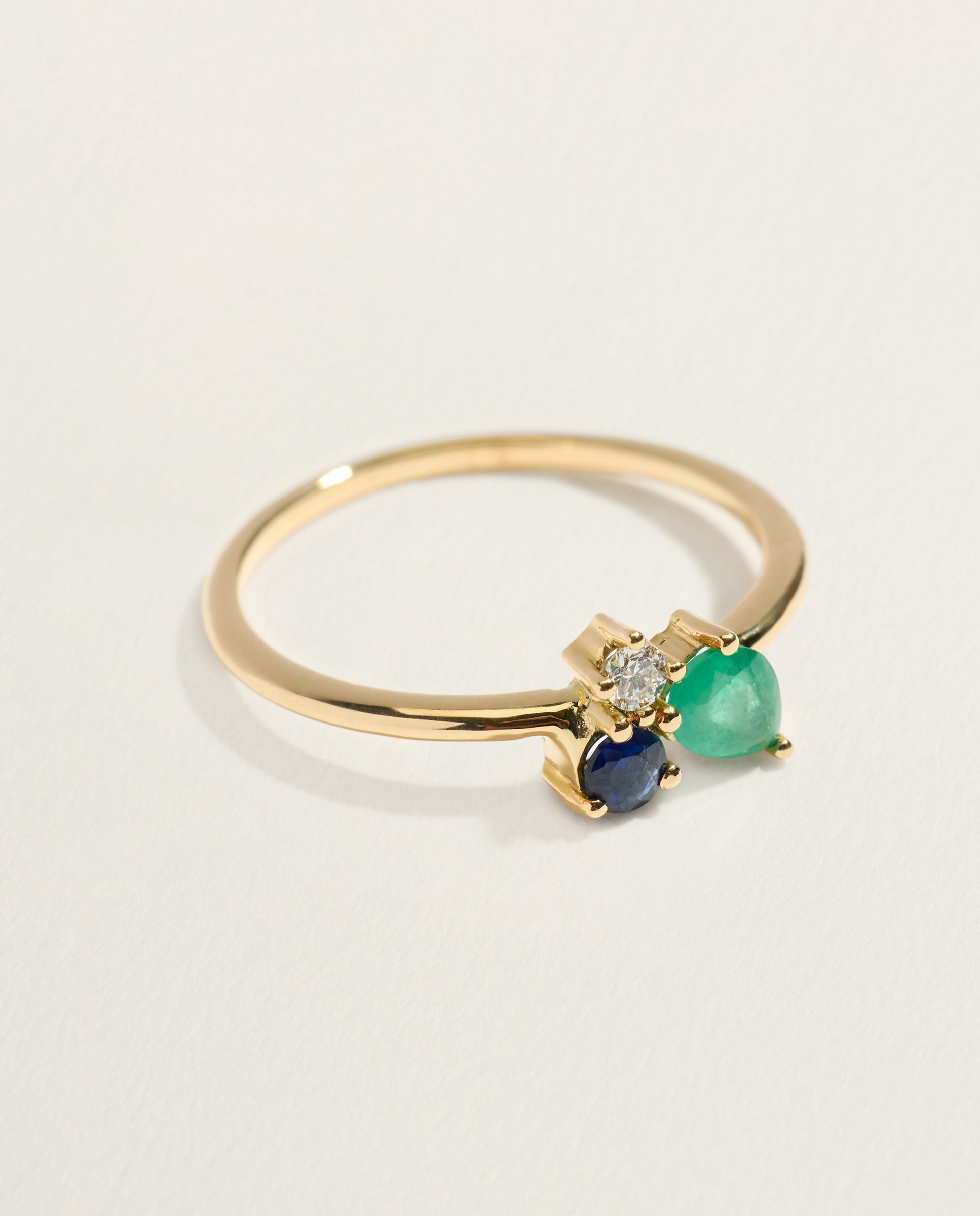 Imagen 2 de Anillo en oro amarillo de 18 k con zafiro, esmeralda y diamante. - El Corte Inglés - 300 Amarillo 300 Amarillo
