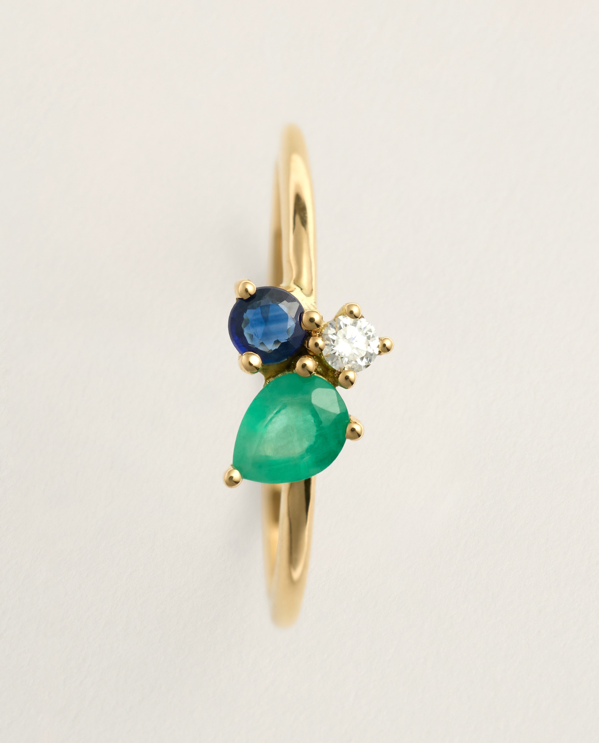 Imagen 3 de Anillo en oro amarillo de 18 k con zafiro, esmeralda y diamante. - El Corte Inglés - 300 Amarillo 300 Amarillo