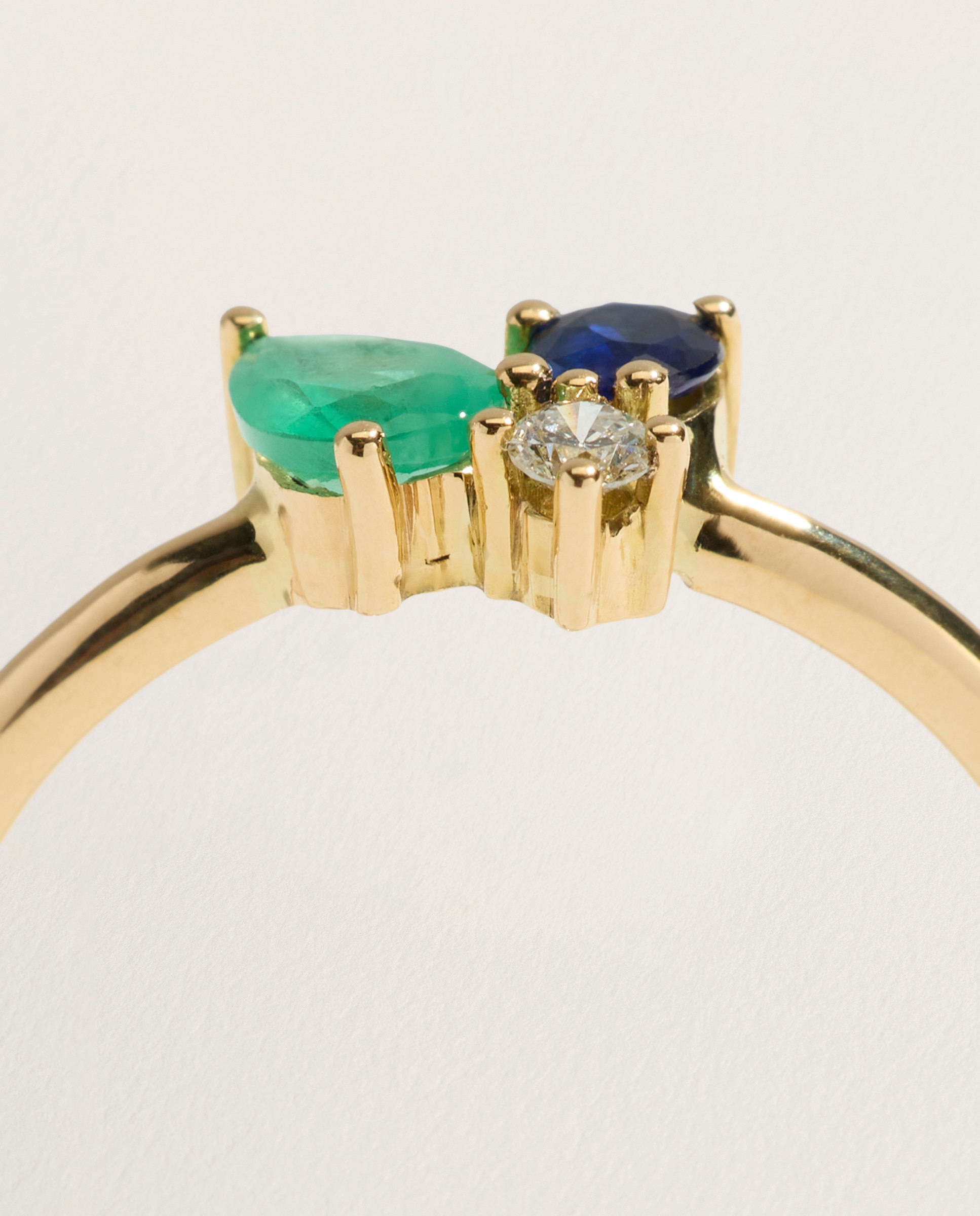Imagen 4 de Anillo en oro amarillo de 18 k con zafiro, esmeralda y diamante. - El Corte Inglés - 300 Amarillo 300 Amarillo