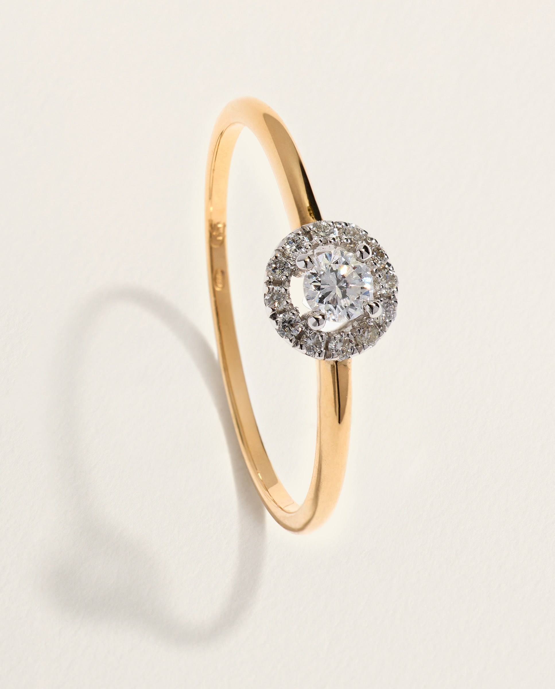Imagen 0 de Anillo orla bicolor en oro de 18K de diamantes con un peso total de 0,16ct Multicolor