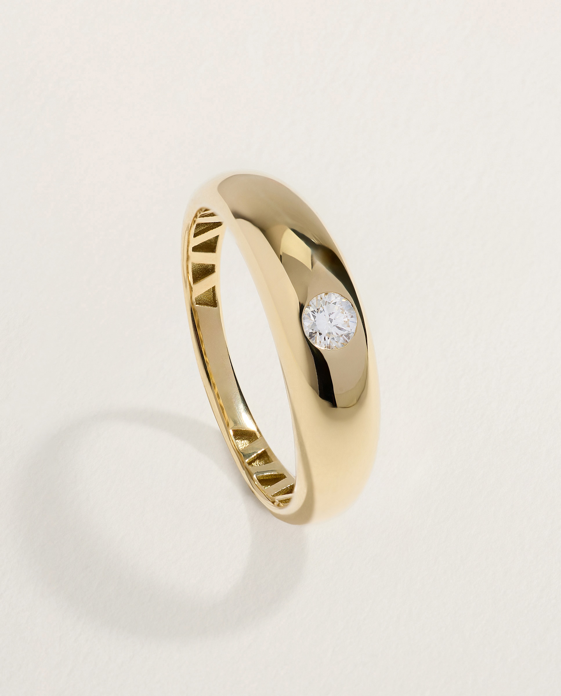 Imagen 0 de Anillo de oro amarillo de 18K con diamante central de 0,12 ct en talla brillante 300 Amarillo