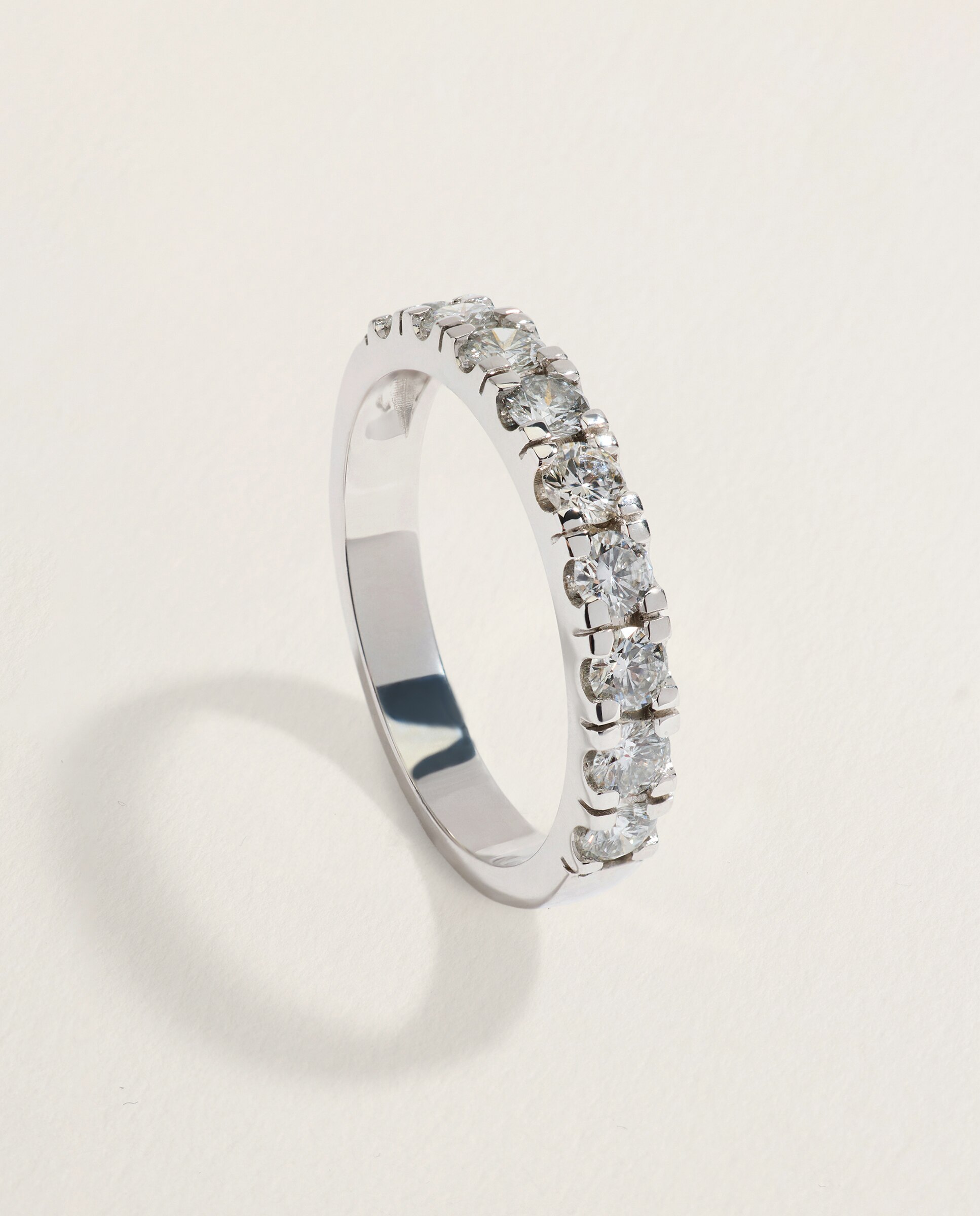 Imagen 0 de Alianza de oro blanco de 18K con diamantes en talla brillante con un peso total de 0,72ct Plata