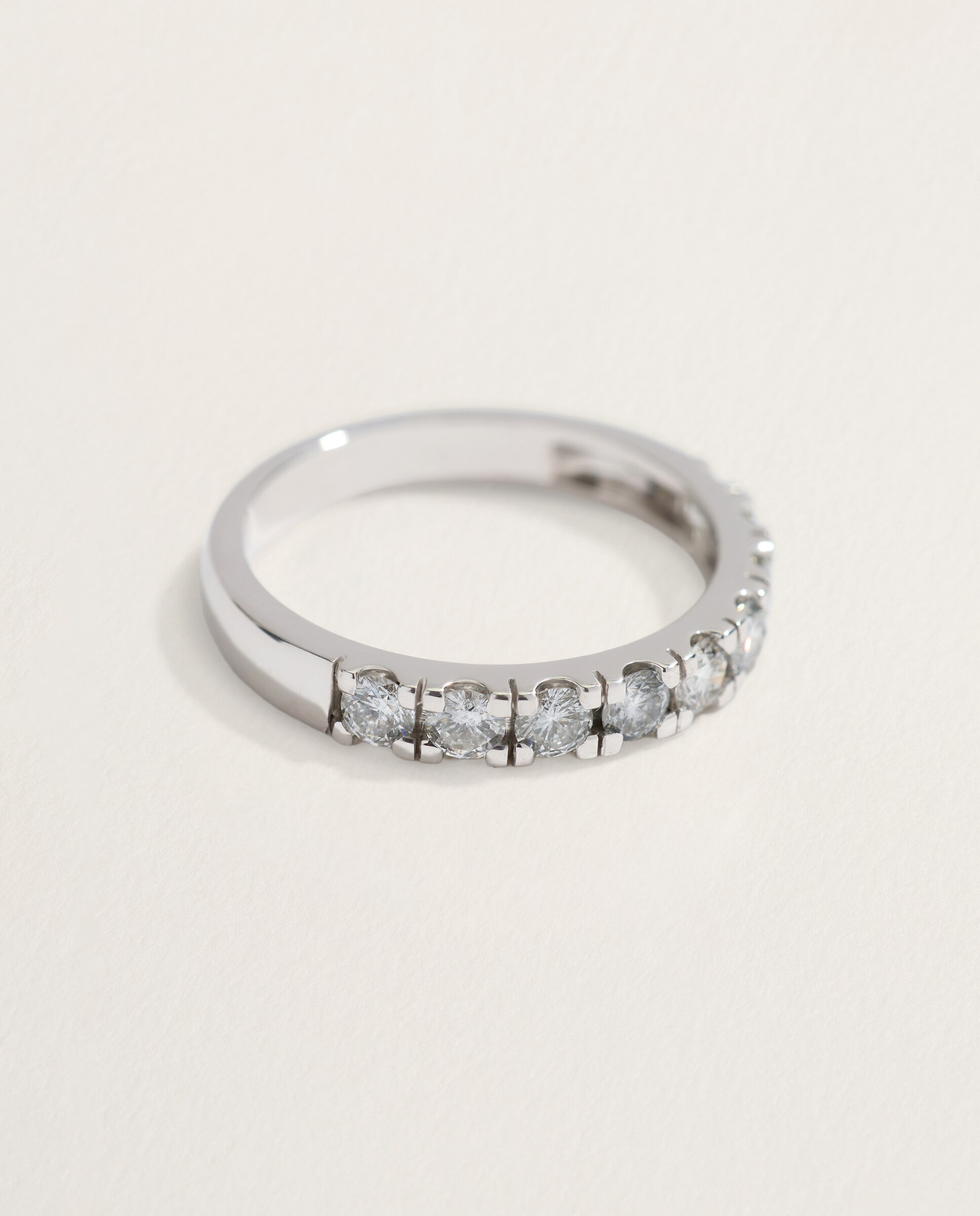 Alianza de oro blanco de 18K con diamantes en talla brillante con un peso total de 0,72ct - El Corte Inglés - Plata Plata-2