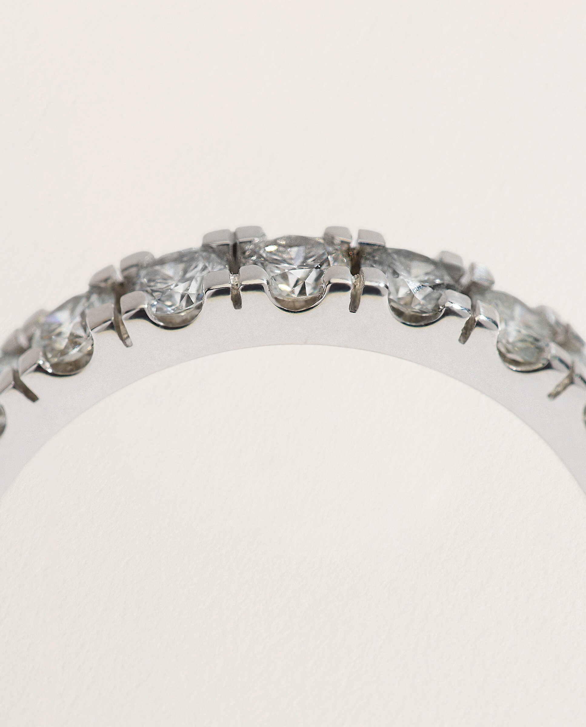 Alianza de oro blanco de 18K con diamantes en talla brillante con un peso total de 0,72ct - El Corte Inglés - Plata Plata-4