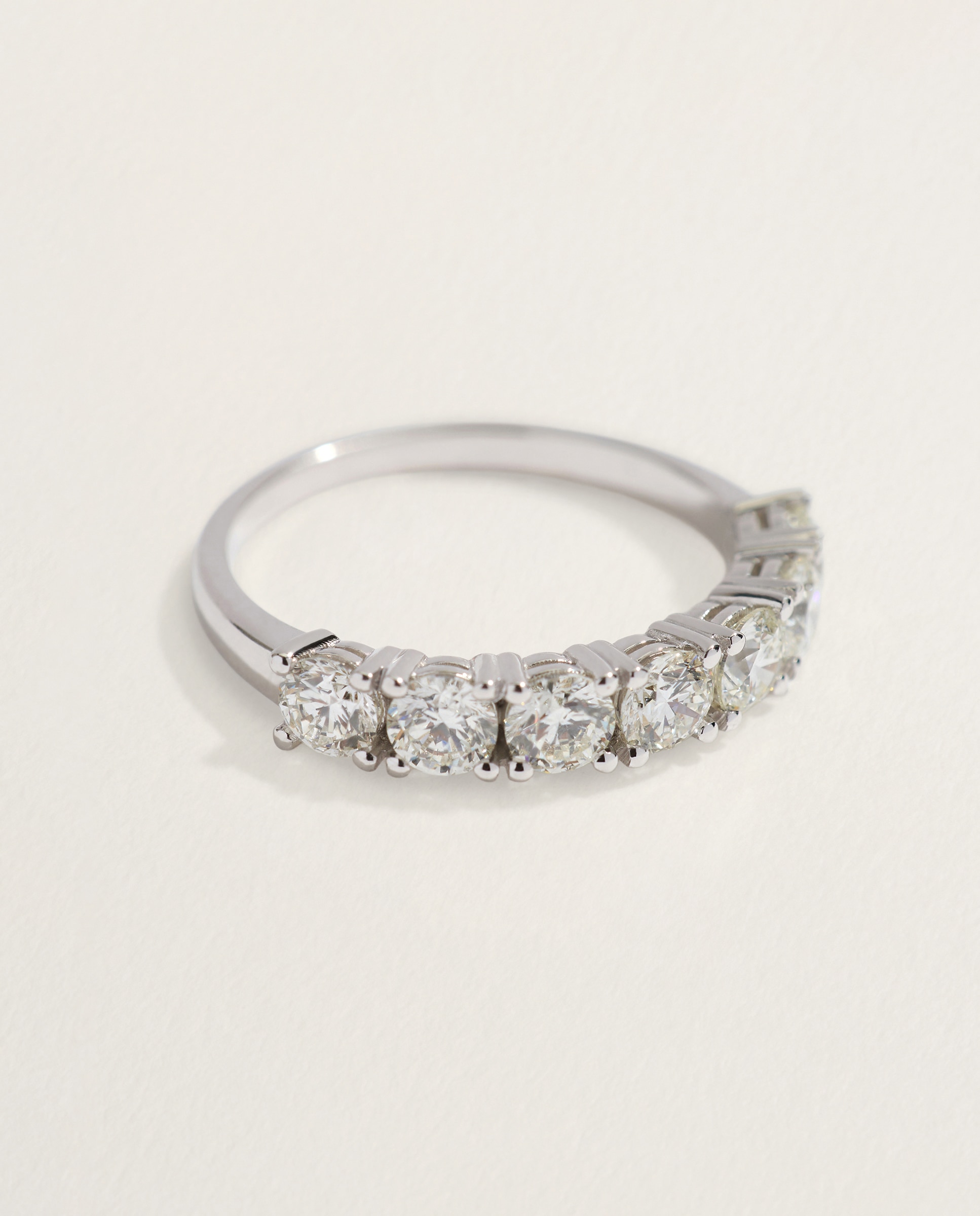 Alianza de oro blanco de 18k con diamantes en talla brillante con un peso total de 1,3ct. - El Corte Inglés - Plata Plata-2