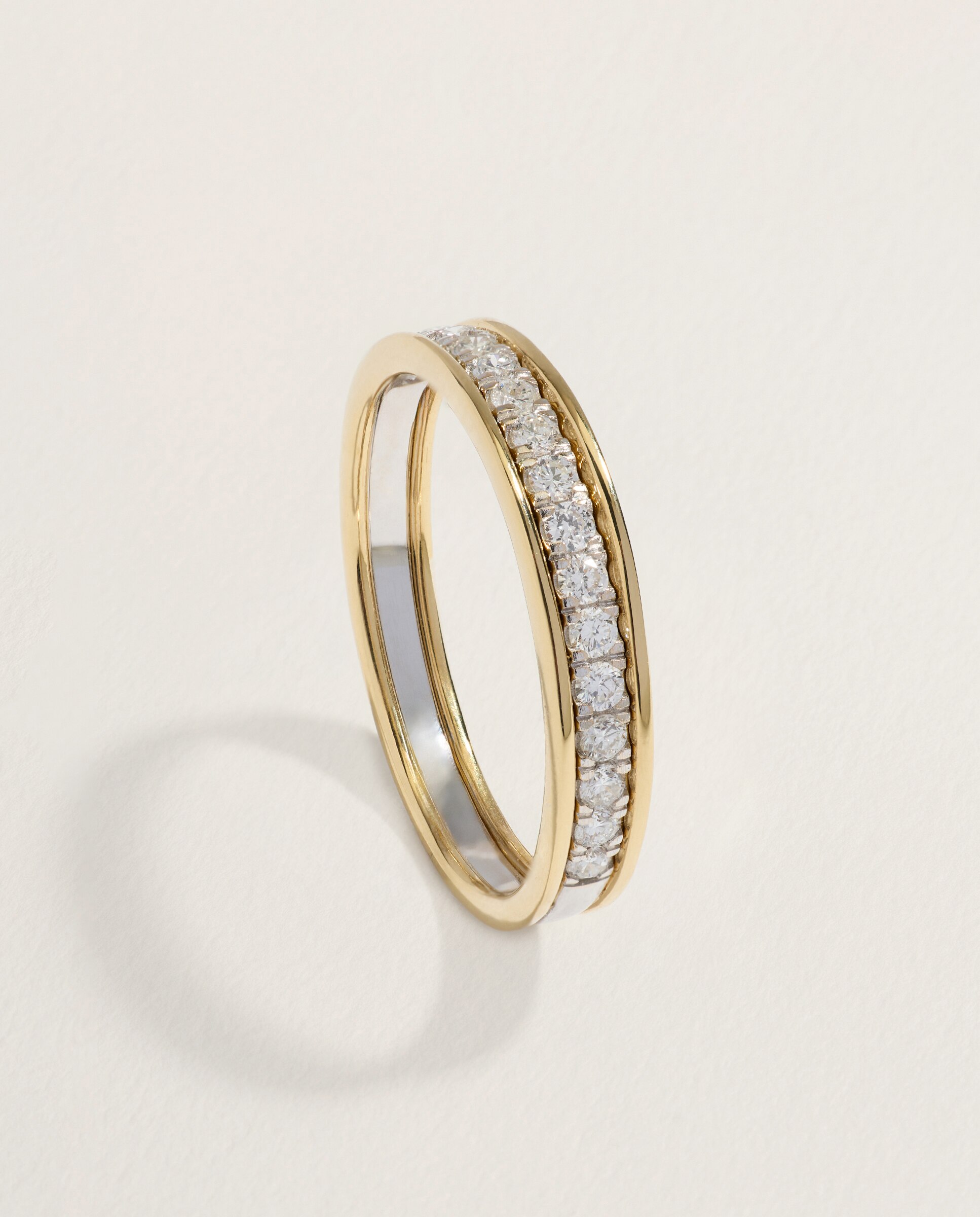 Imagen 0 de Alianza bicolor de 18k con diamantes en talla brillante con un total de 0,25ct Multicolor