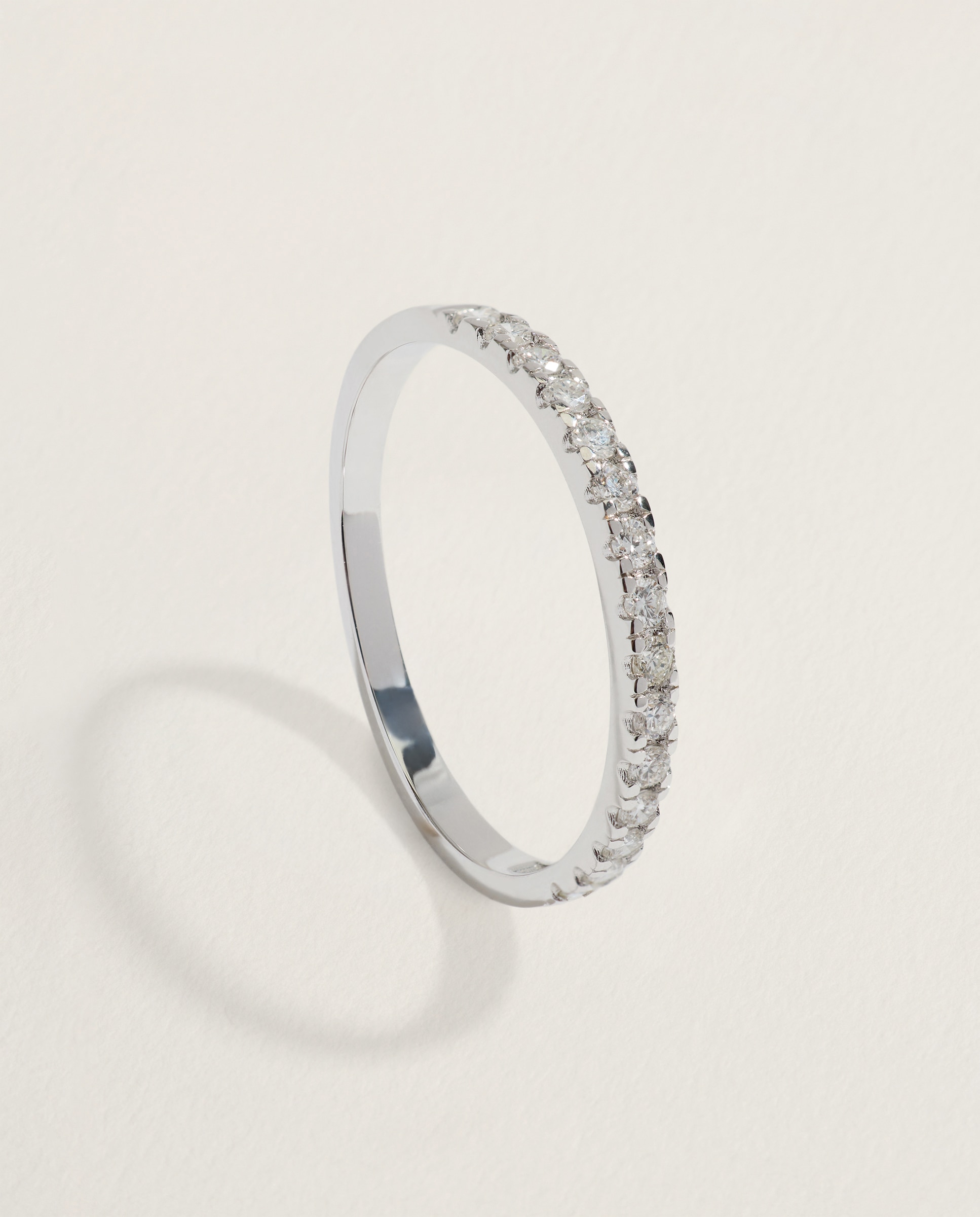 Imagen 0 de Alianza de oro blanco de 18K con diamantes en talla brillante con un peso total de 0,27ct Plata