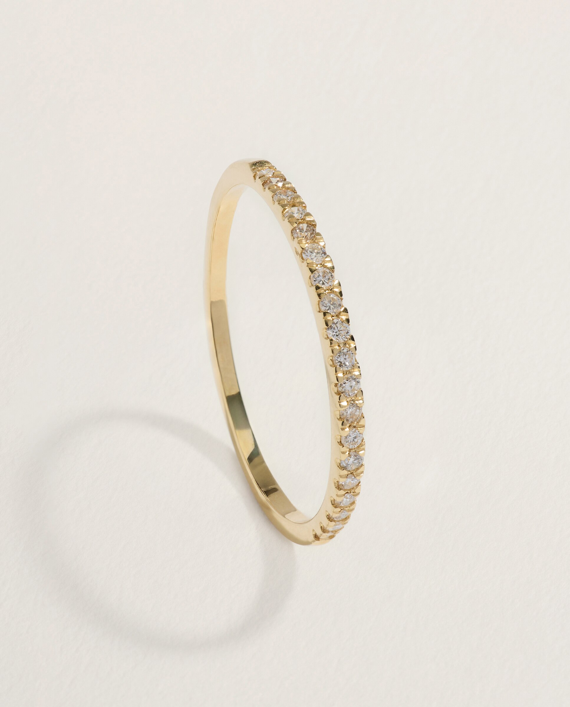 Imagen 0 de Alianza de oro amarillo de 18K con diamantes en talla brillante con un peso total de 0,10ct 300 Amarillo
