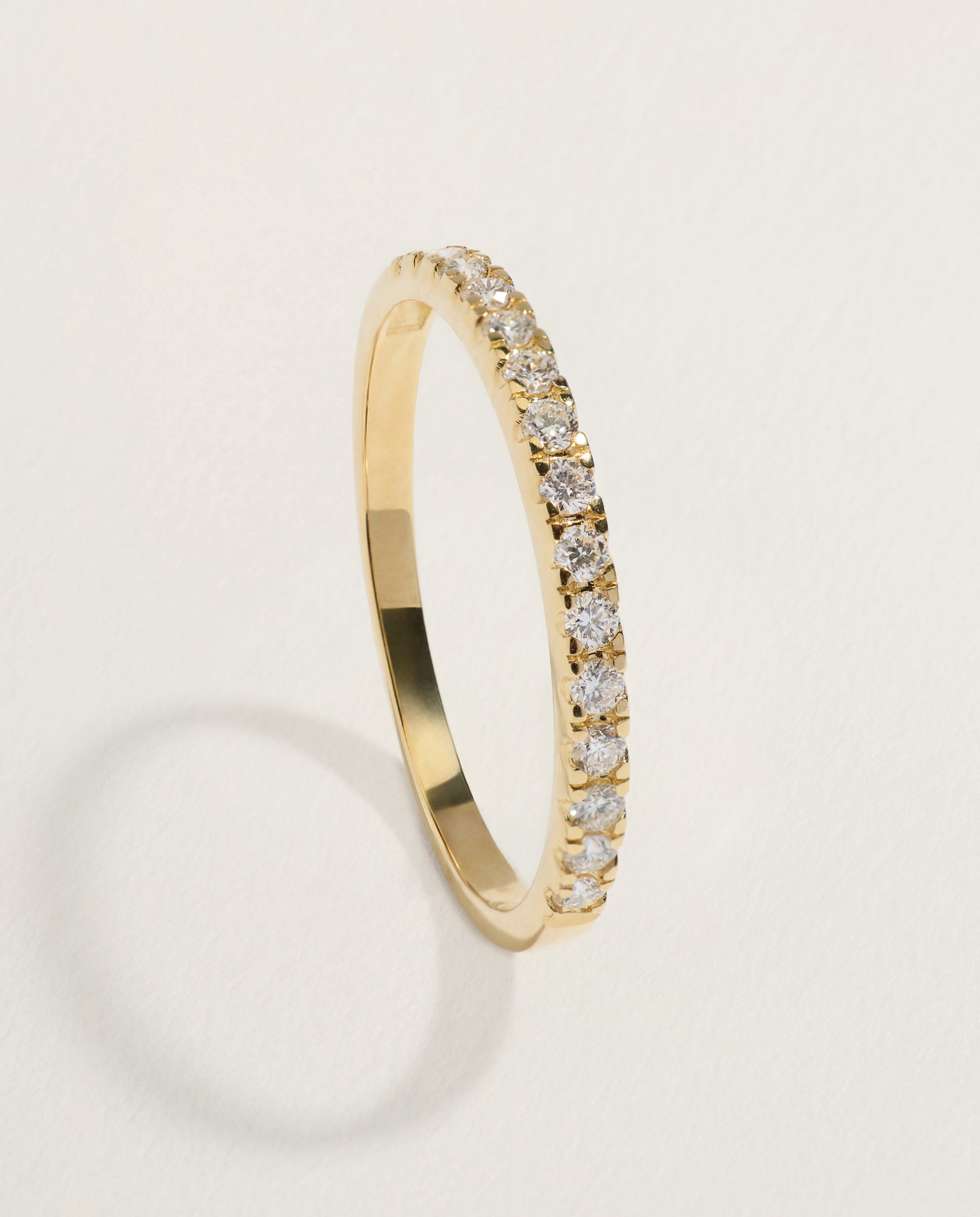 Imagen 0 de Alianza de oro amarillo de 18K con diamantes en talla brillante con un peso total de 0,27ct 300 Amarillo