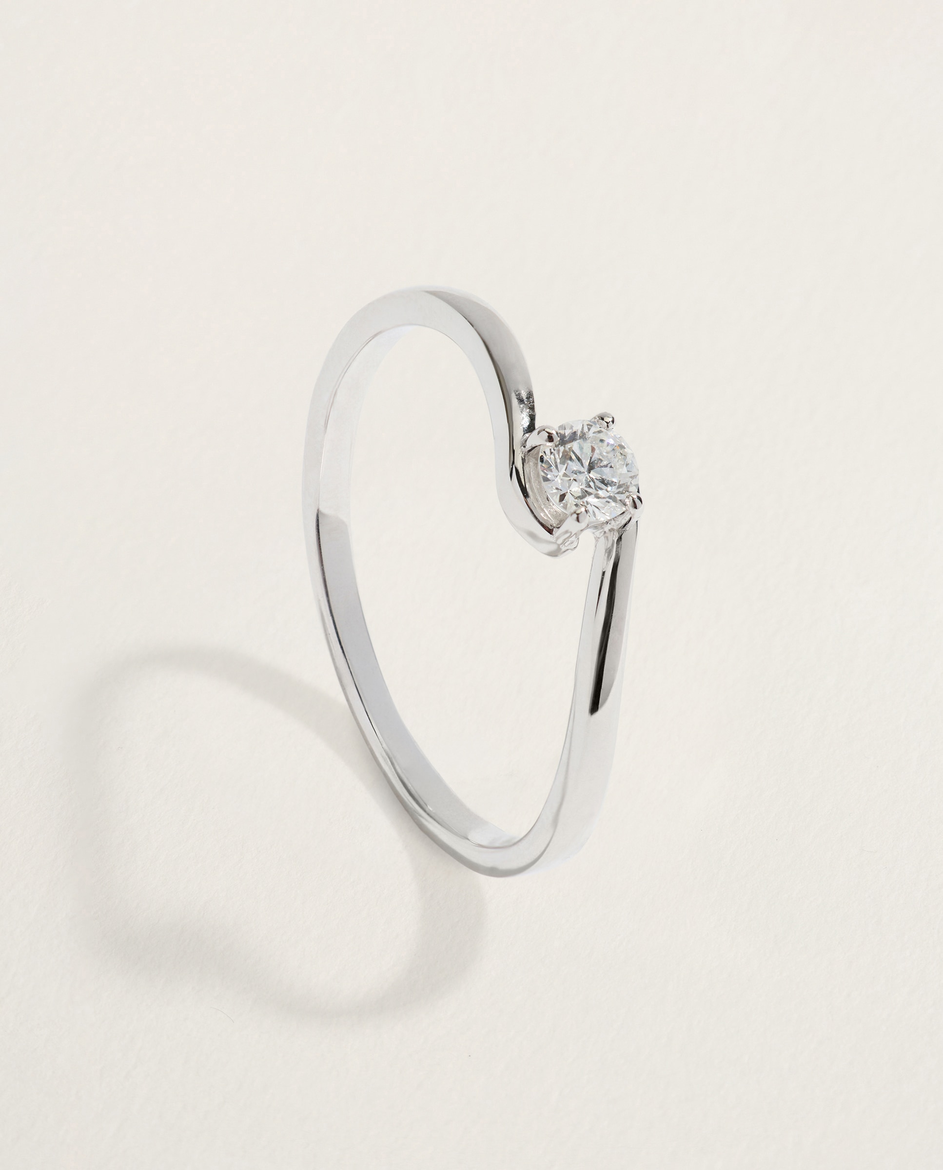 Imagen 0 de Anillo solitario de oro amarillo de 18k con diamante en talla brillante de 0,15ct Plata