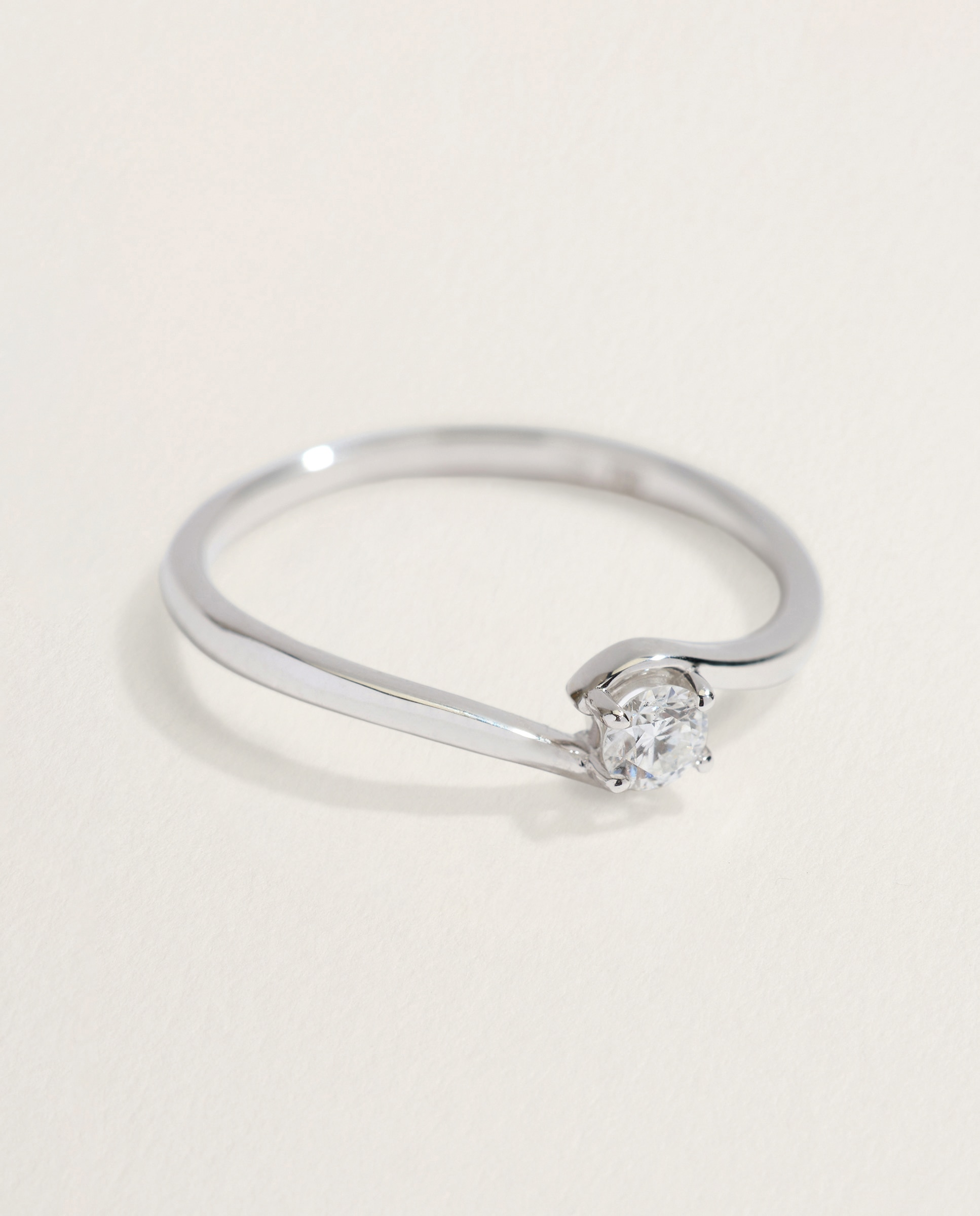 Anillo solitario de oro blanco de 18K con diamante en talla brillante de 0,15ct - El Corte Inglés - Plata Plata-2