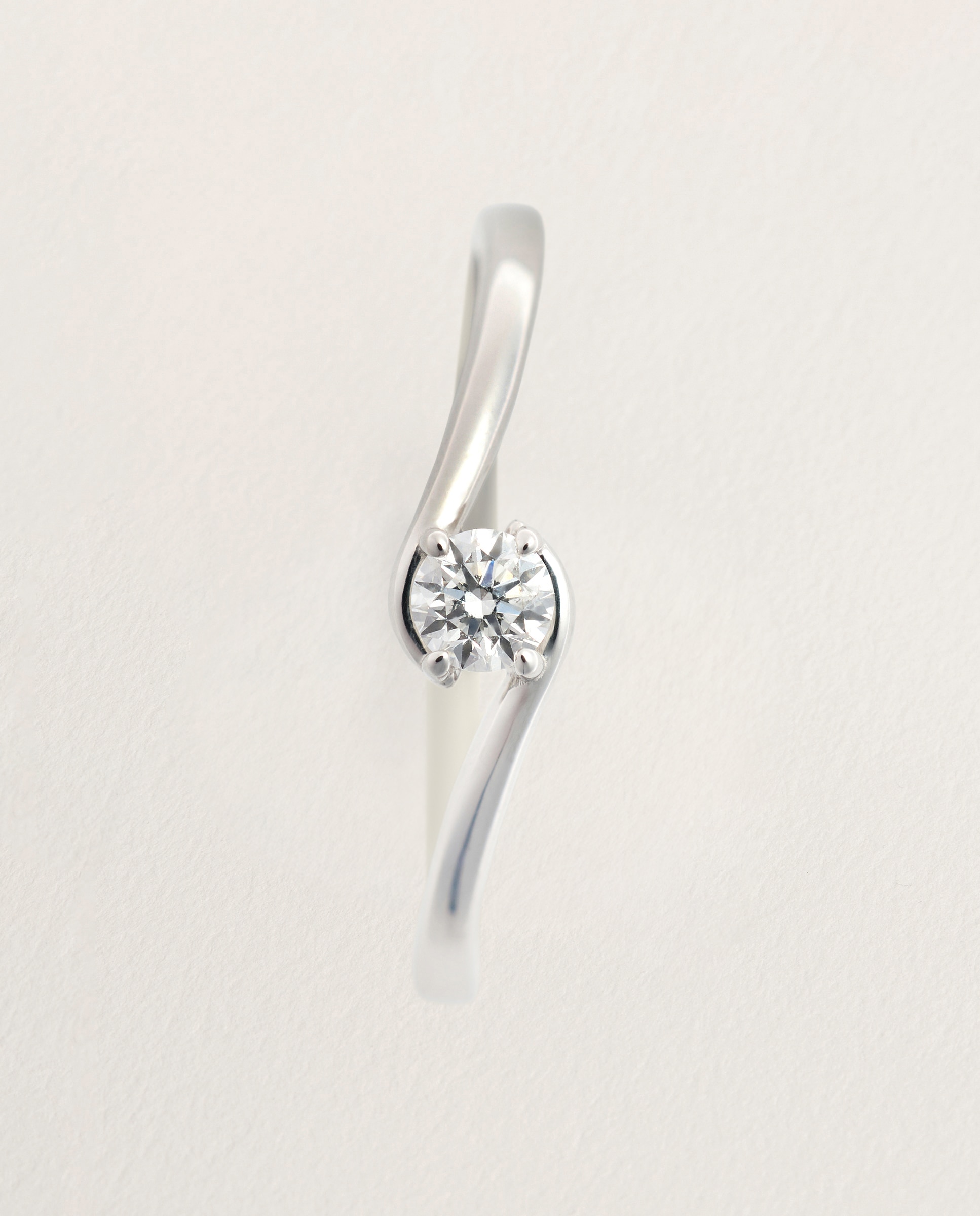 Anillo solitario de oro blanco de 18K con diamante en talla brillante de 0,15ct - El Corte Inglés - Plata Plata-3
