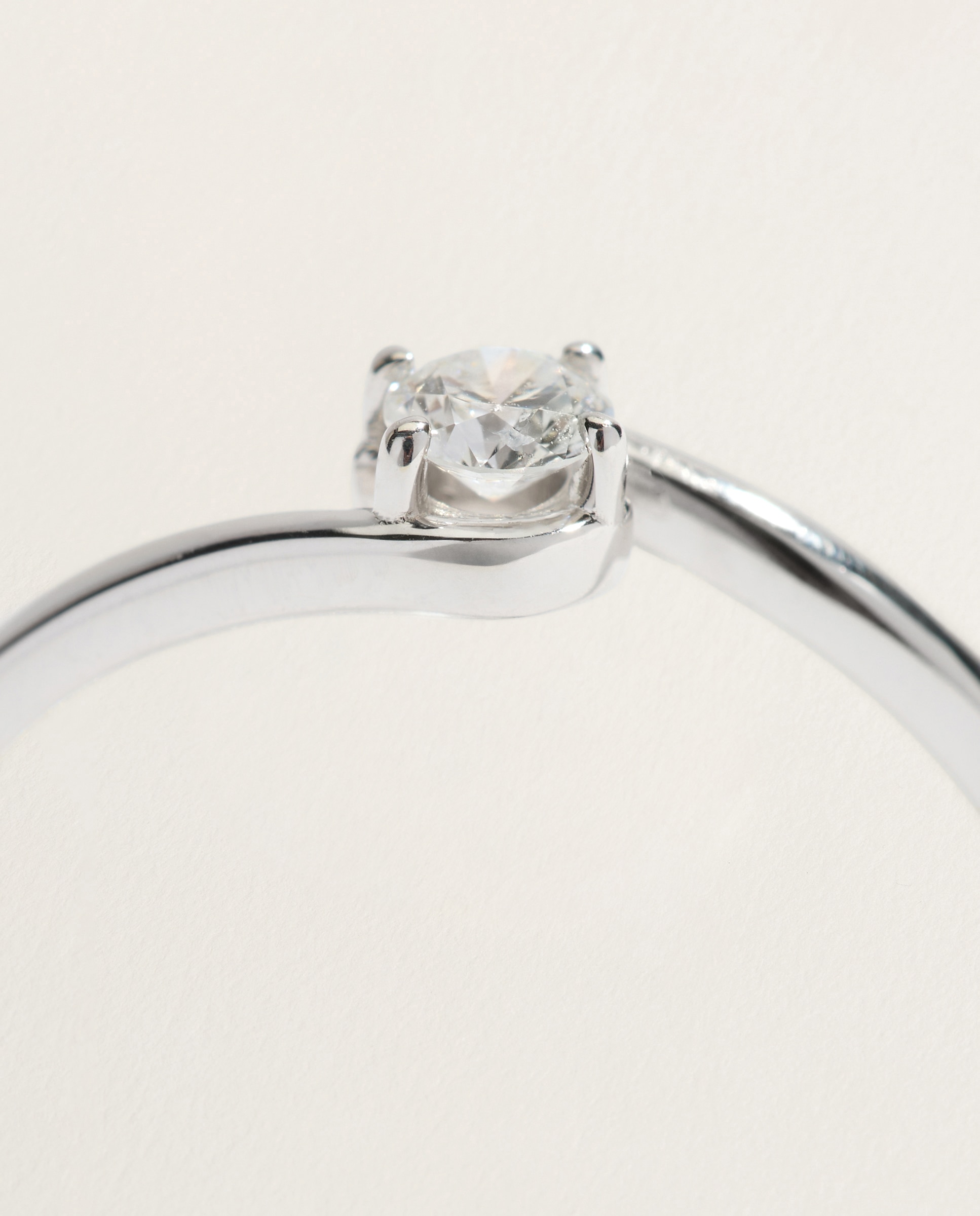 Anillo solitario de oro blanco de 18K con diamante en talla brillante de 0,15ct - El Corte Inglés - Plata Plata-4