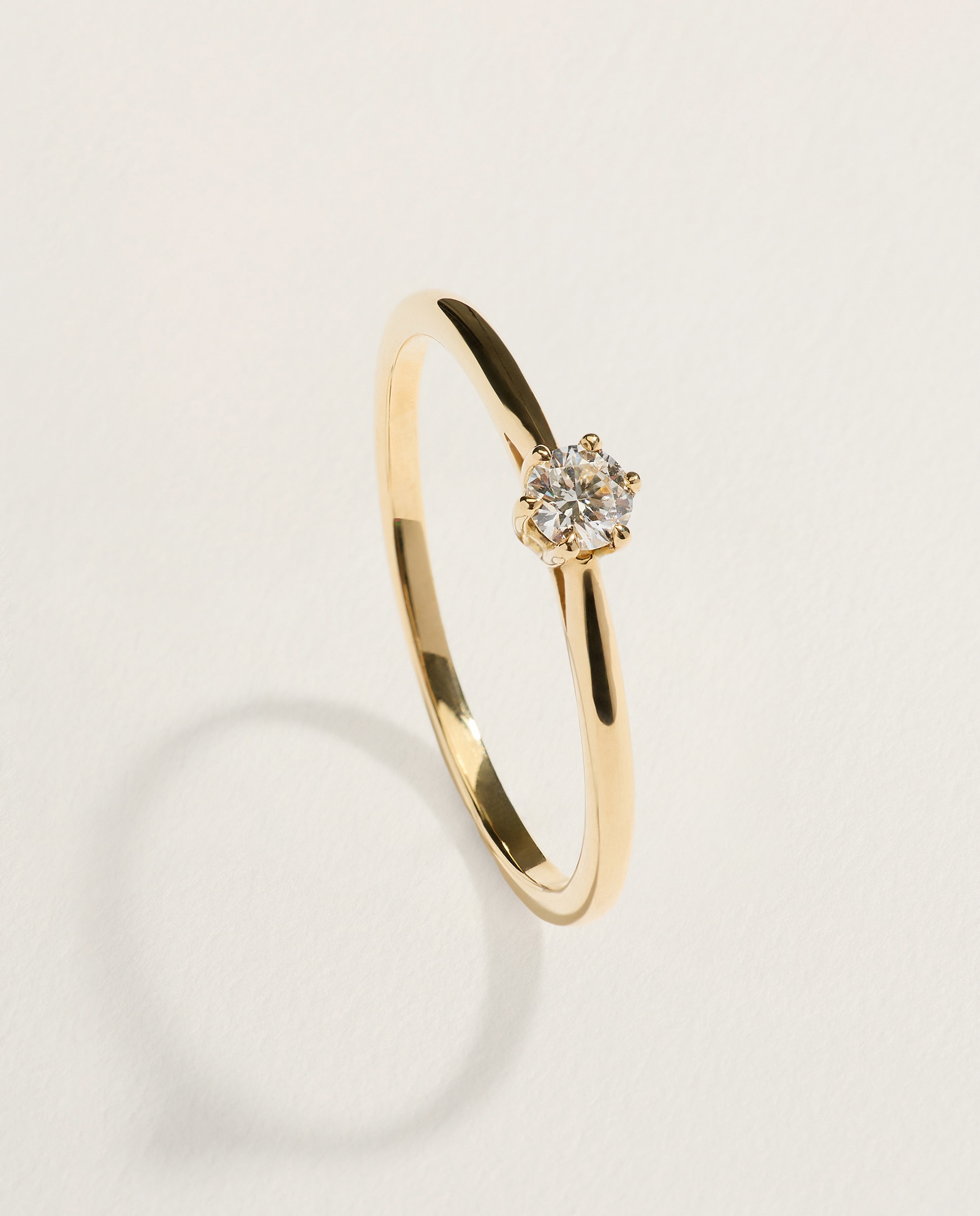 Imagen 0 de Anillo solitario de oro amarillo 18K con diamante en talla brillante de 0,10ct 300 Amarillo