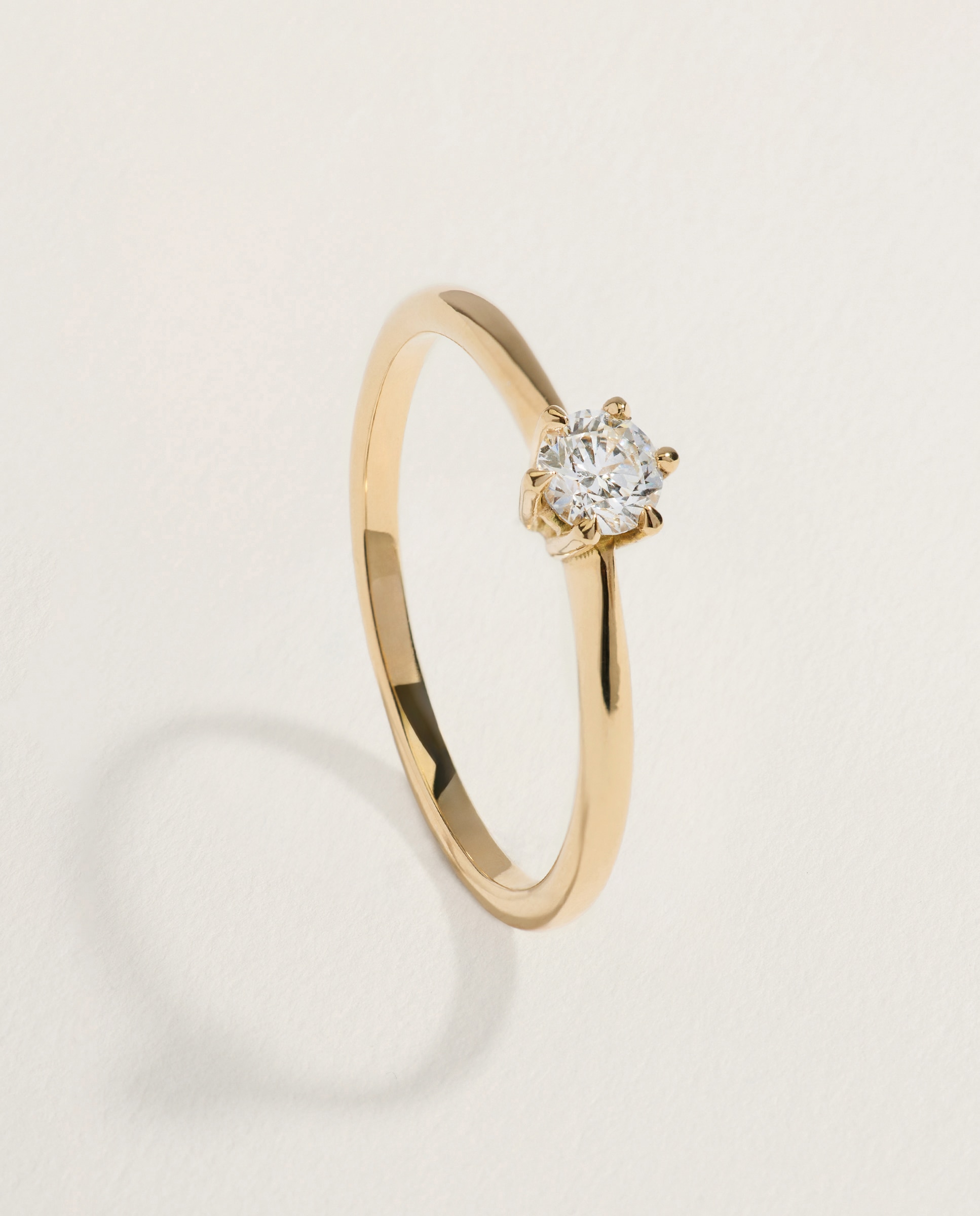 Imagen 0 de Anillo solitario de oro amarillo de 18k con diamante en talla brillante de 0,20ct 300 Amarillo