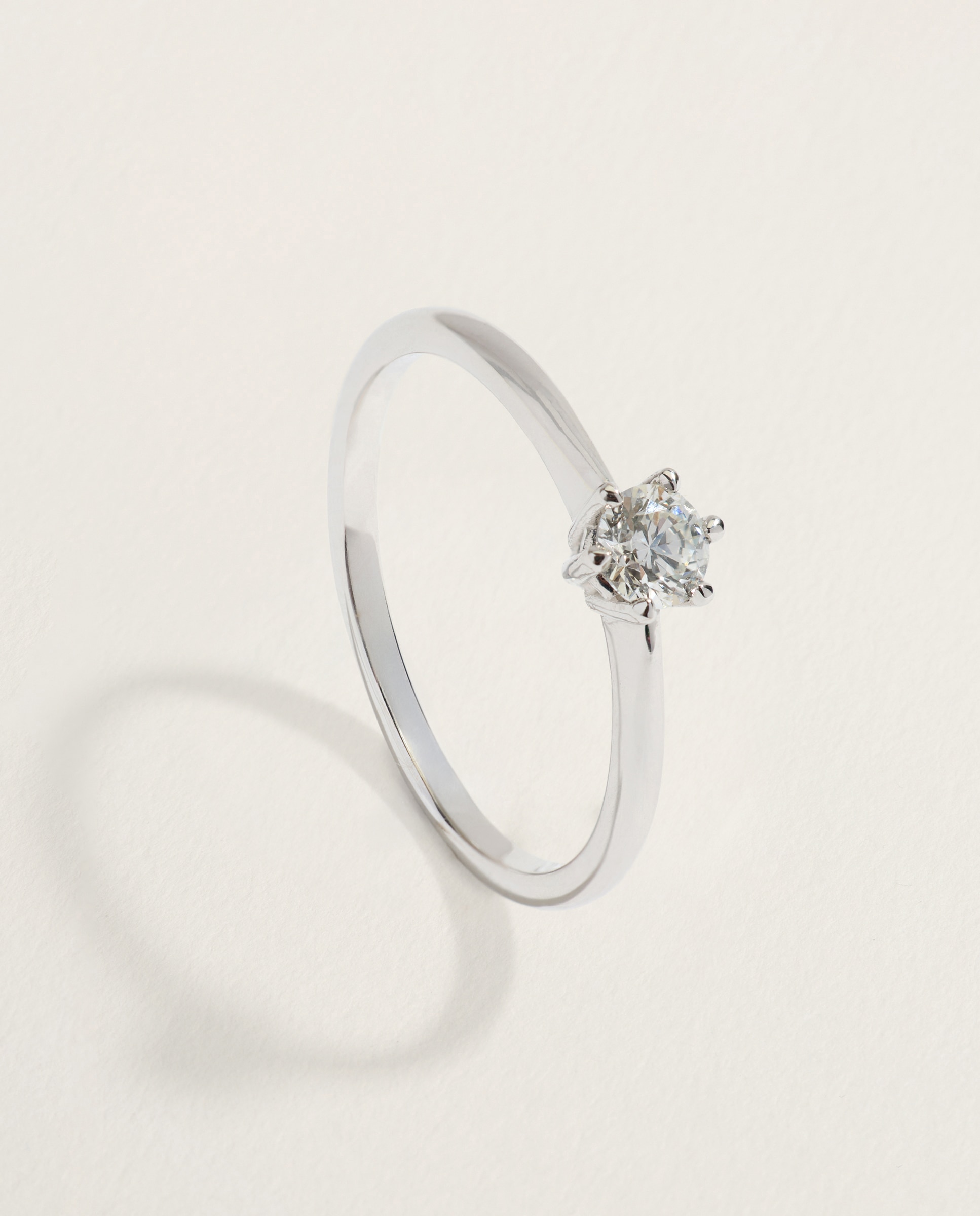 Imagen 0 de Anillo solitario de oro blanco de 18k con diamante en talla brillante de 0,20ct Plata