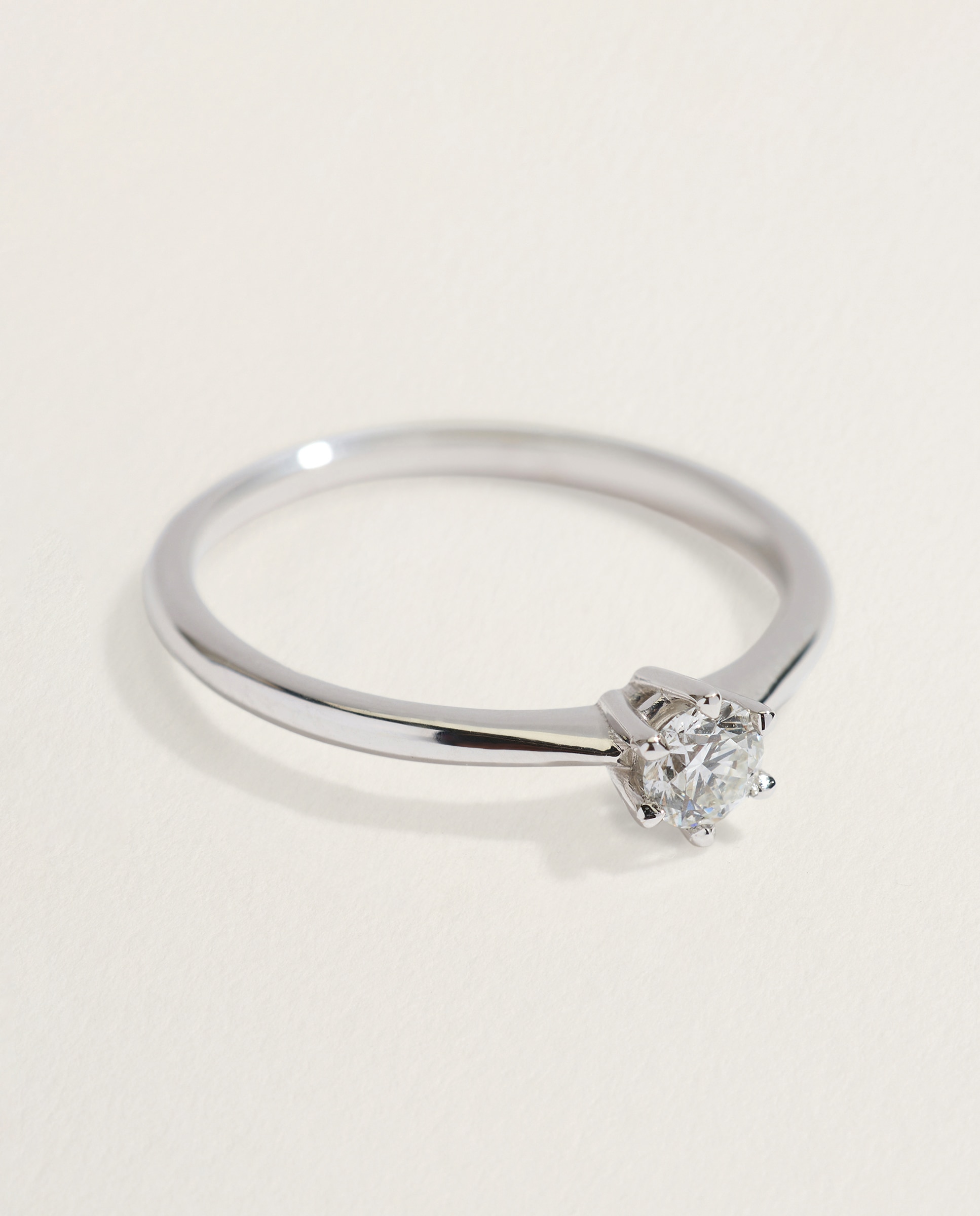 Anillo solitario de oro blanco de 18k con diamante en talla brillante de 0,20ct - El Corte Inglés - Plata Plata-2