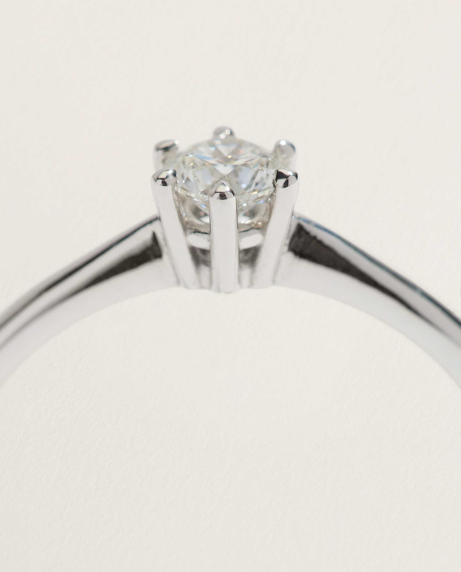 Anillo solitario de oro blanco de 18k con diamante en talla brillante de 0,20ct - El Corte Inglés - Plata Plata-4