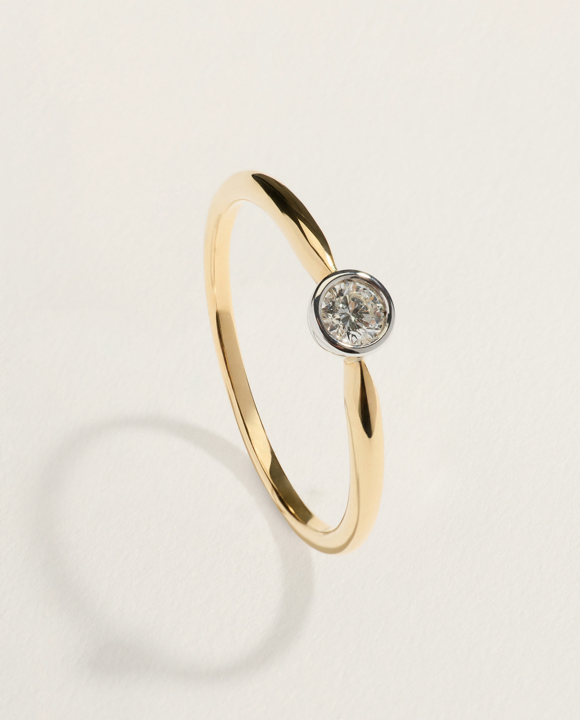 Imagen 0 de Anillo solitario bicolor de 18k  con diamante talla brillante de 0,10ct Multicolor