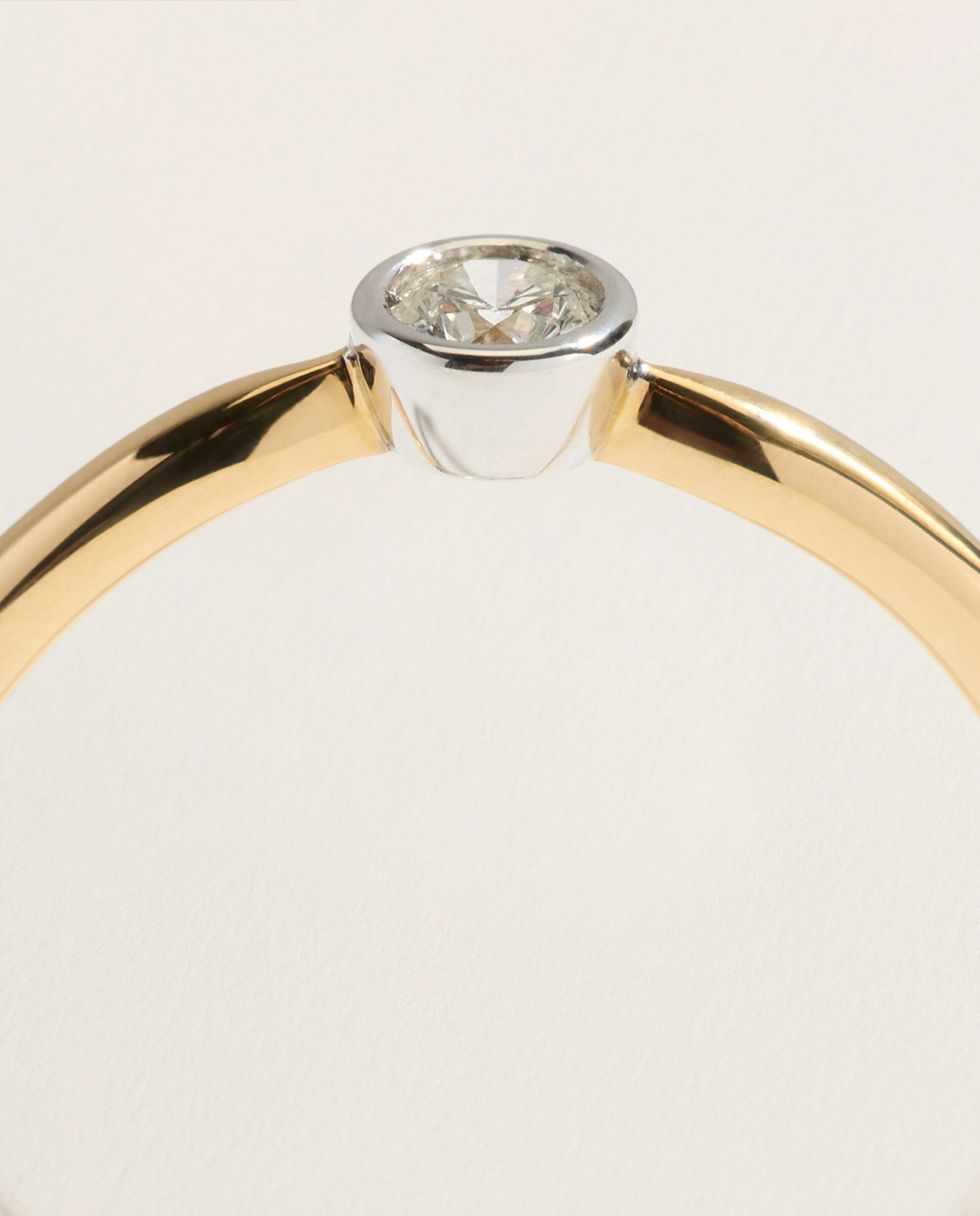 Anillo solitario bicolor de 18k con diamante talla brillante de 0,10ct - El Corte Inglés - Multicolor Multicolor-4