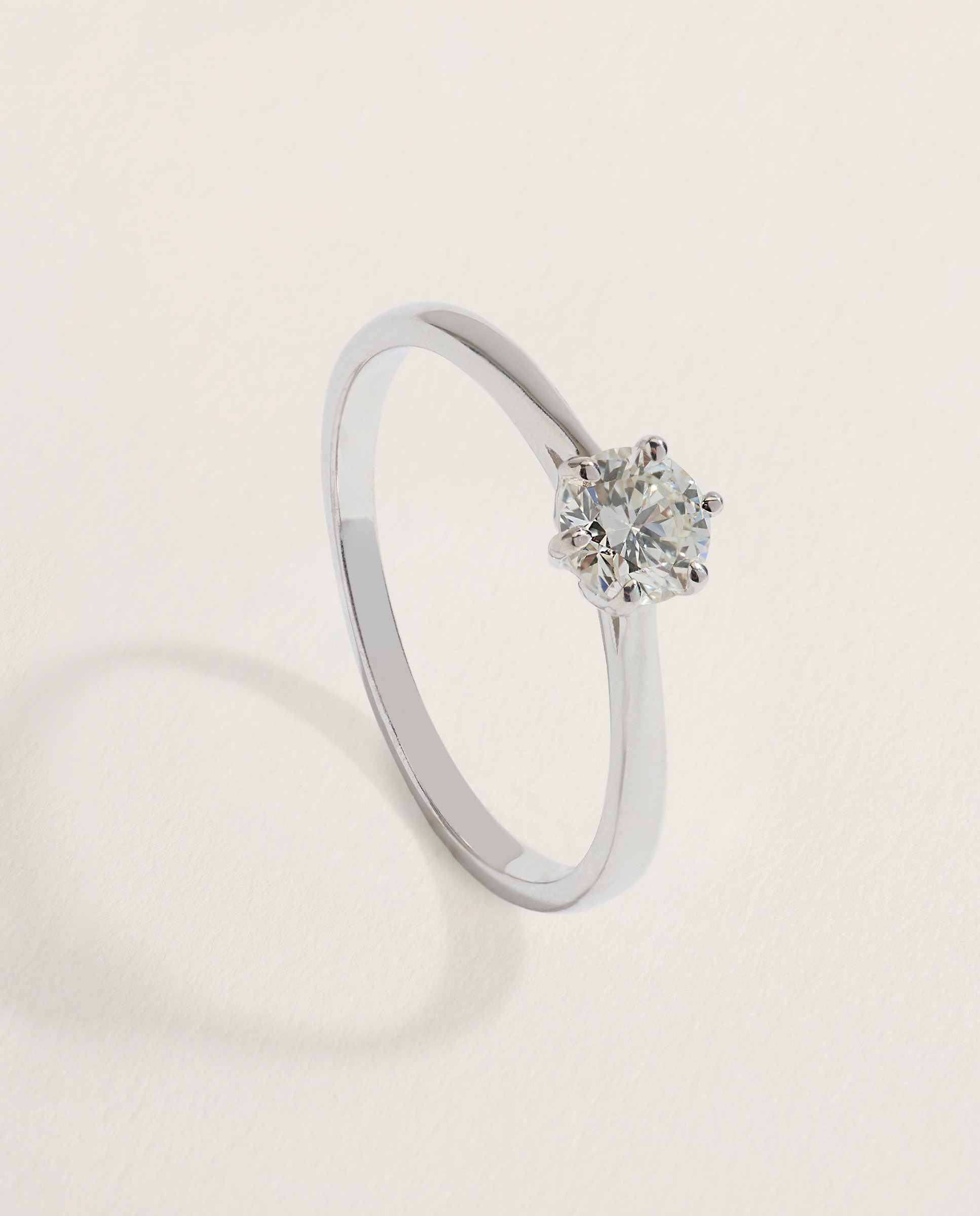 Imagen 0 de Anillo solitario de oro blanco de 18k con diamante en talla brillante de 0,40ct Plata