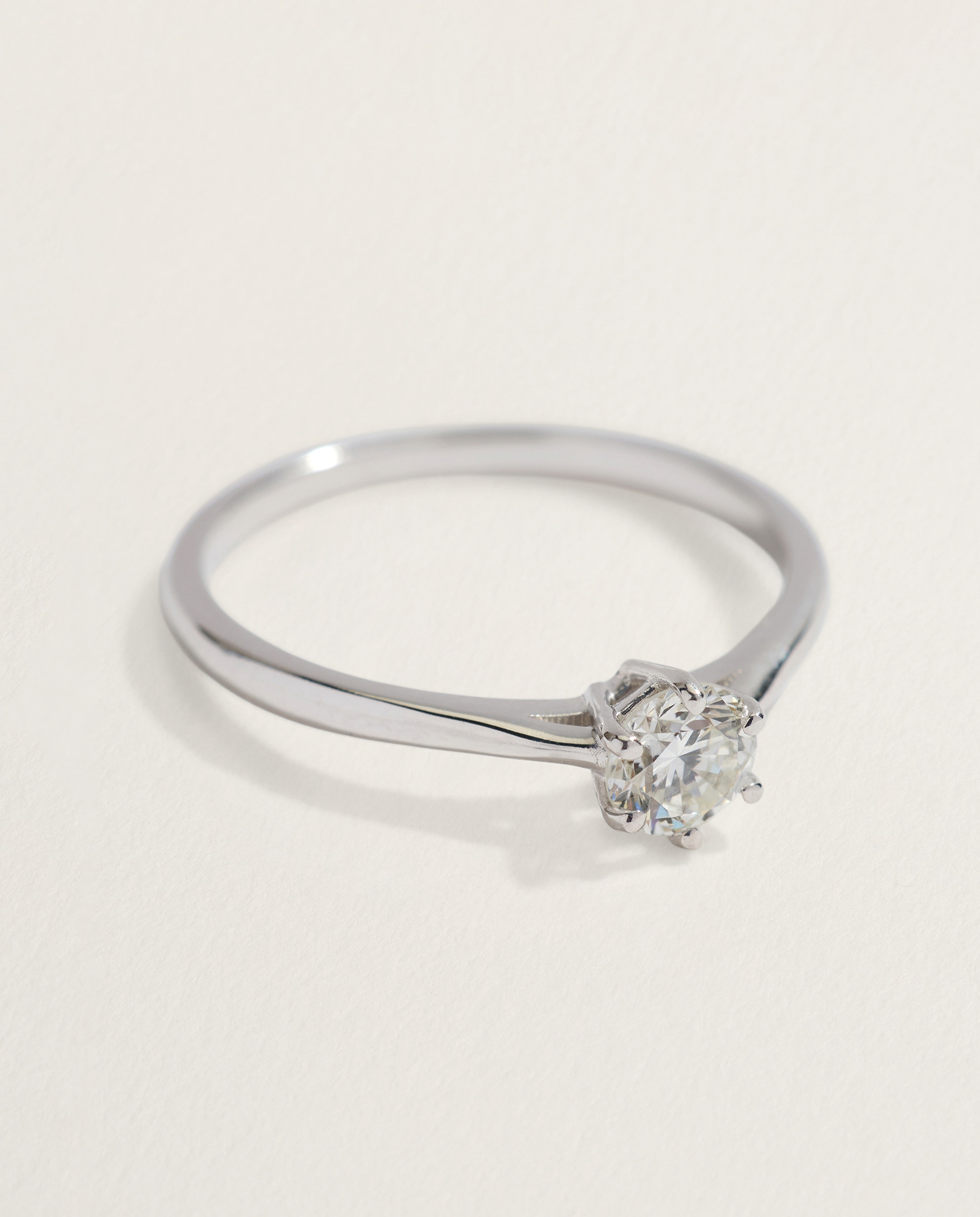 Anillo solitario de oro blanco de 18k con diamantes en talla brillante con un peso total de 0,40ct - El Corte Inglés - Plata Plata-2