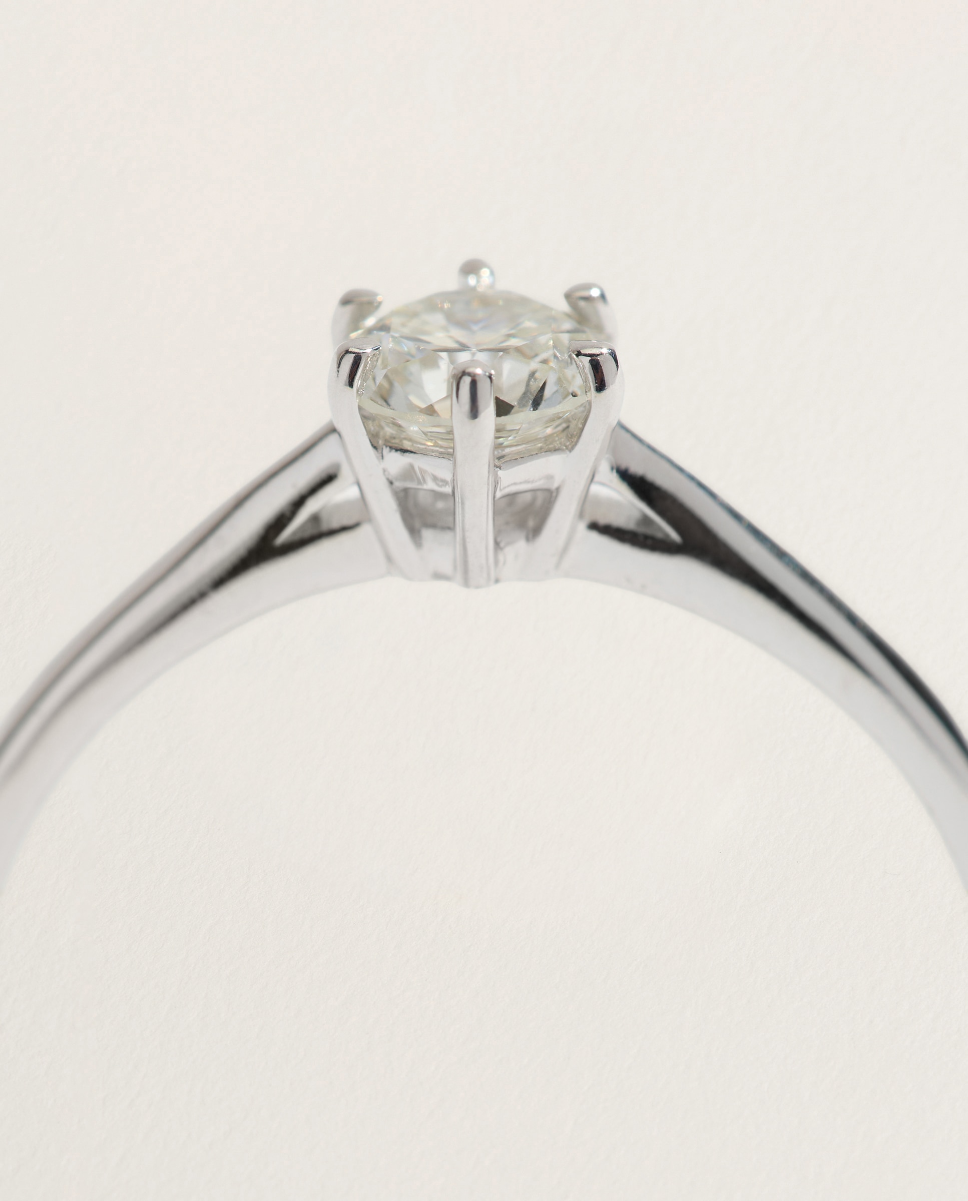 Anillo solitario de oro blanco de 18k con diamantes en talla brillante con un peso total de 0,40ct - El Corte Inglés - Plata Plata-4