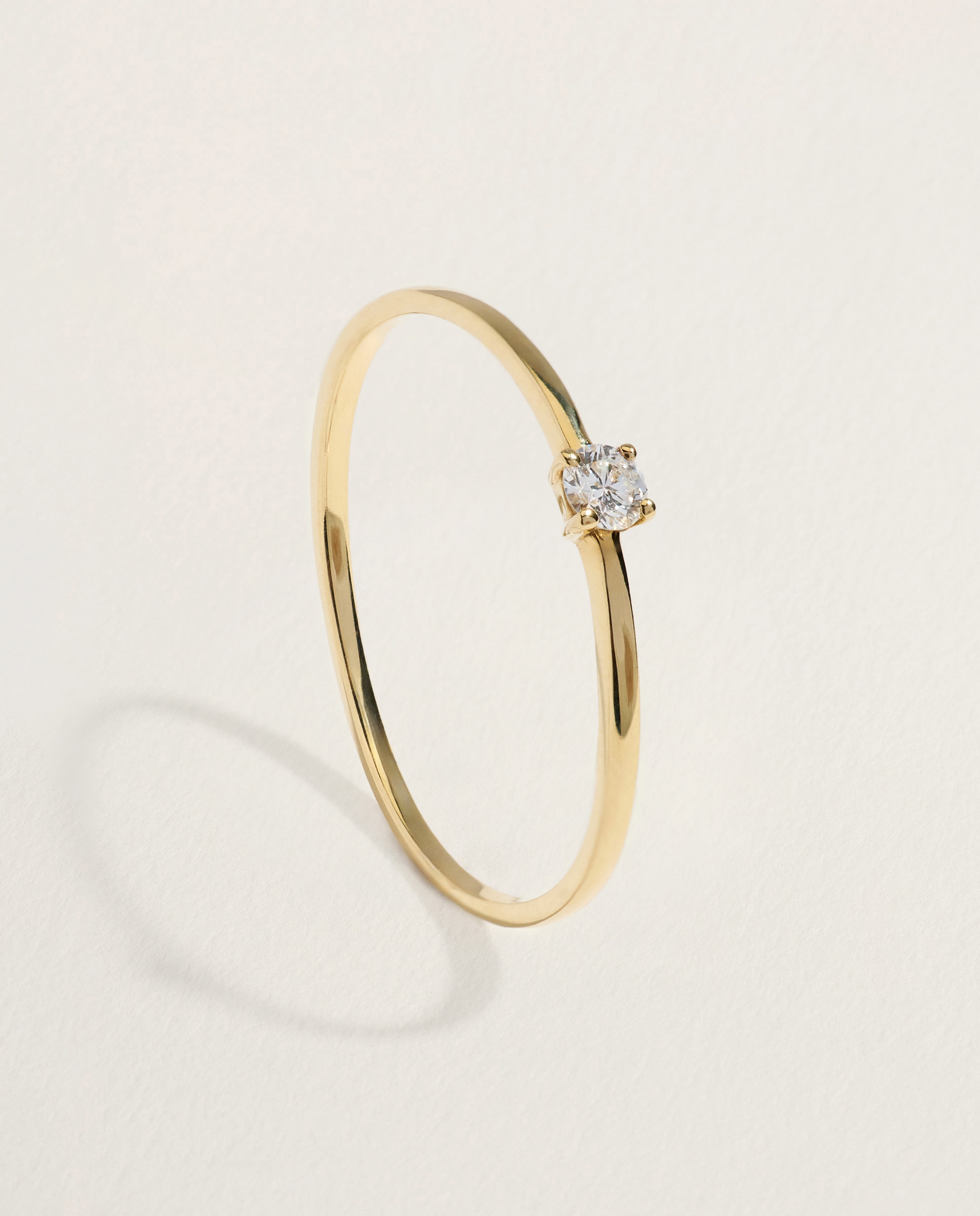 Imagen 0 de Anillo solitario de oro amarillo de 18k con diamante en talla brillante de 0,05ct 300 Amarillo