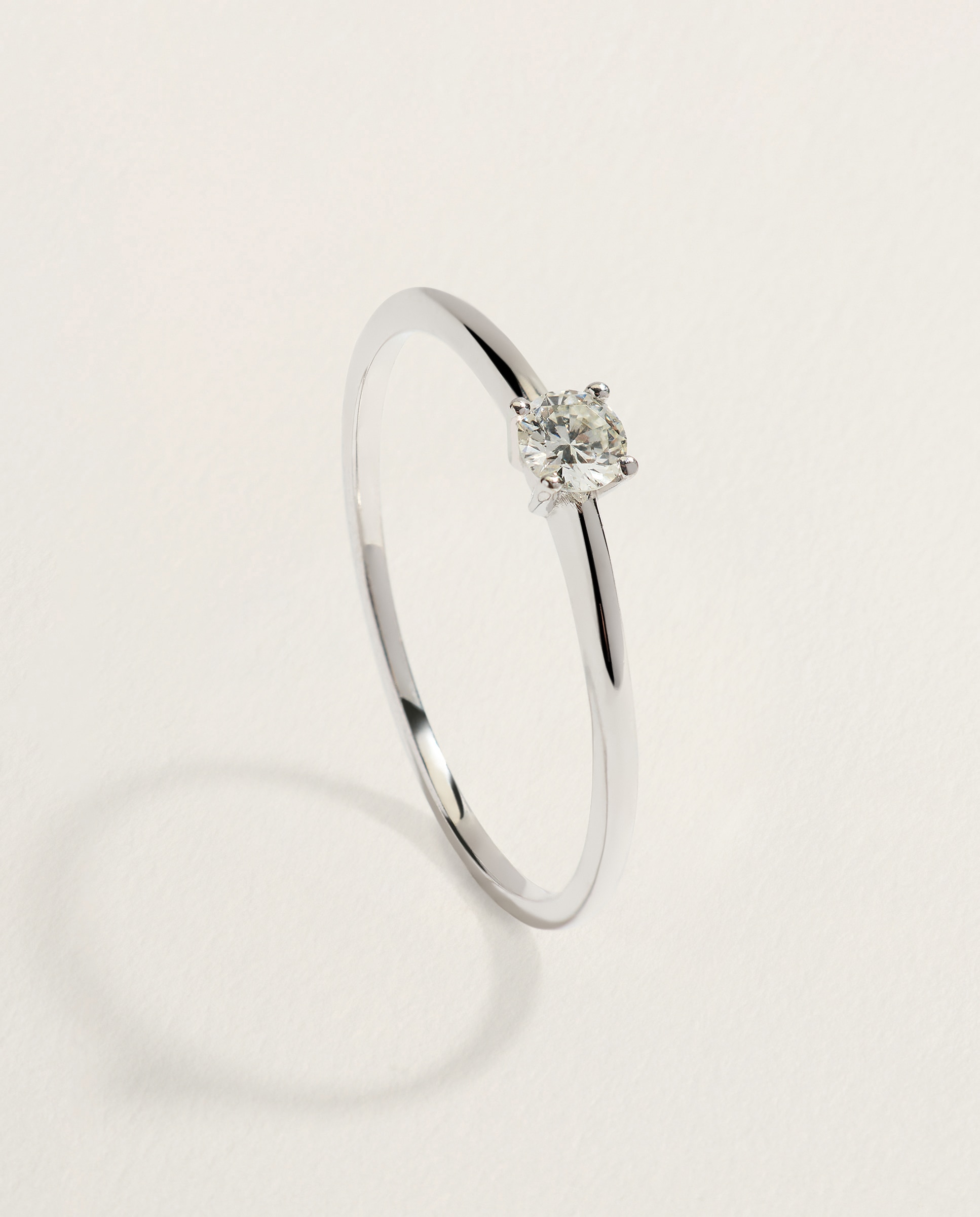 Imagen 0 de Anillo solitario de oro blanco de 18k con diamante en talla brillante de 0,10ct Plata