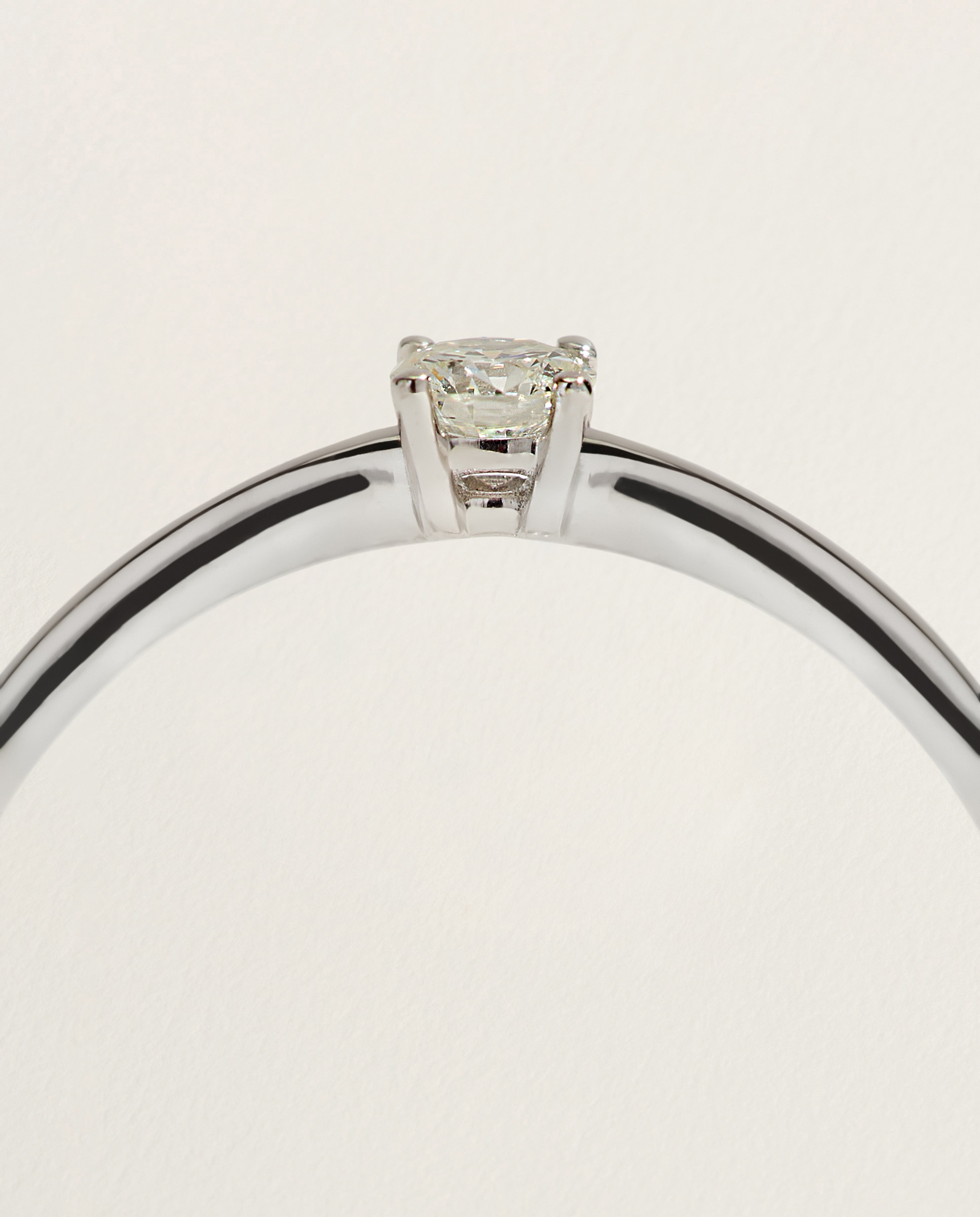 Anillo solitario de oro blanco de 18k con diamantes en talla brillante con un peso total de 0,10ct - El Corte Inglés - Plata Plata-4