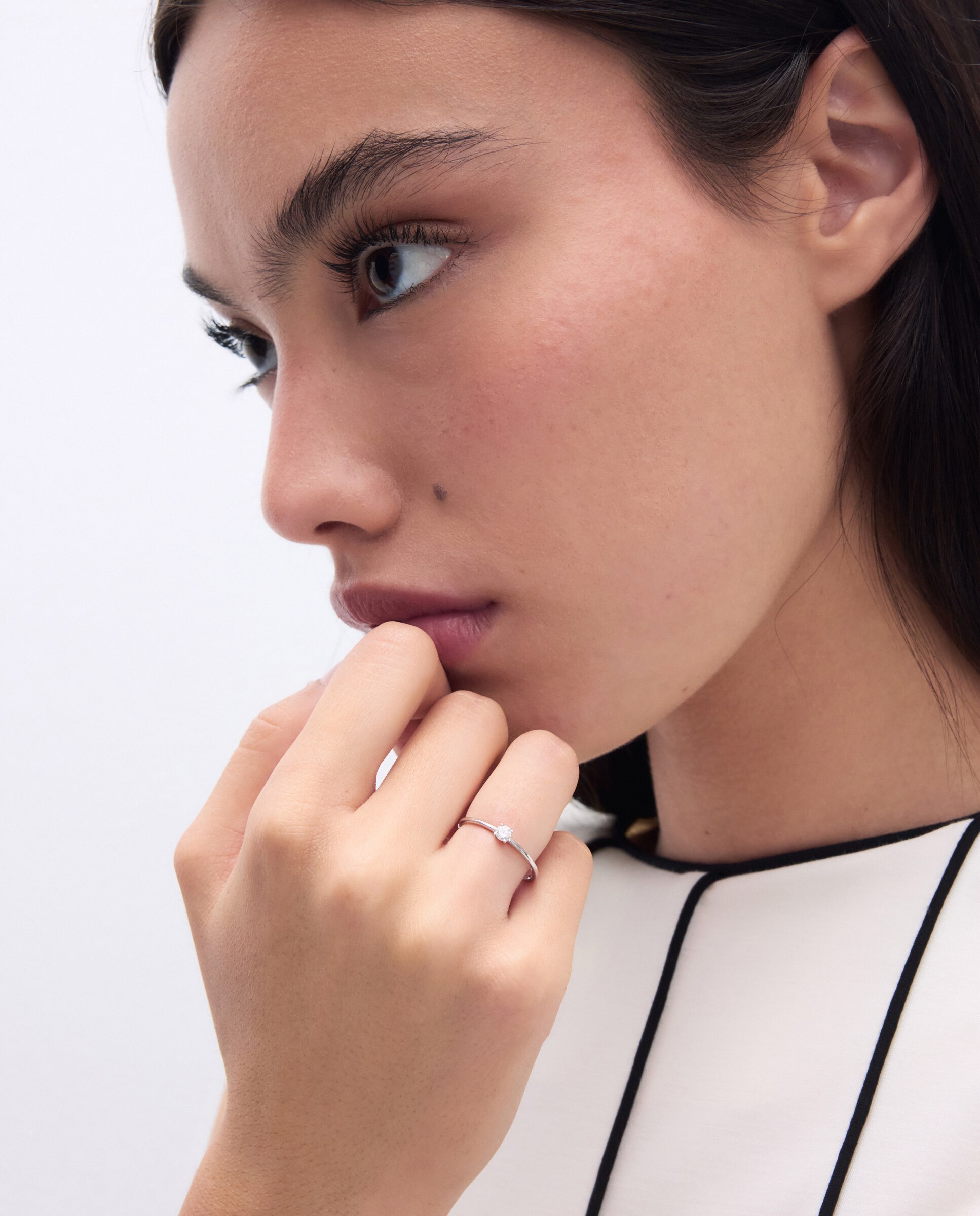 Anillo solitario de oro blanco de 18k con diamantes en talla brillante con un peso total de 0,10ct - El Corte Inglés - Plata Plata-5