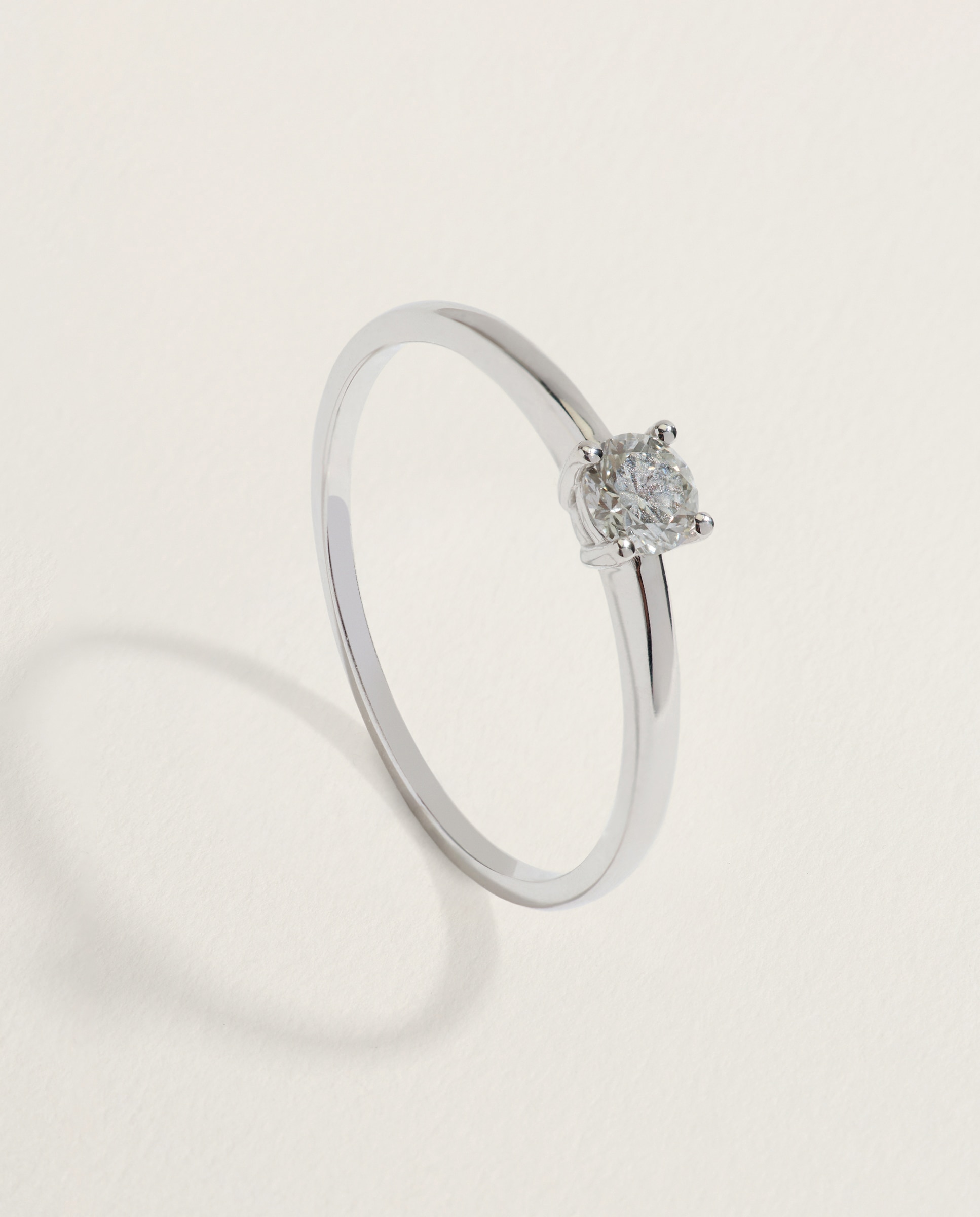 Imagen 0 de Anillo solitario de oro blanco de 18k con diamante en talla brillante de 0,20ct Plata