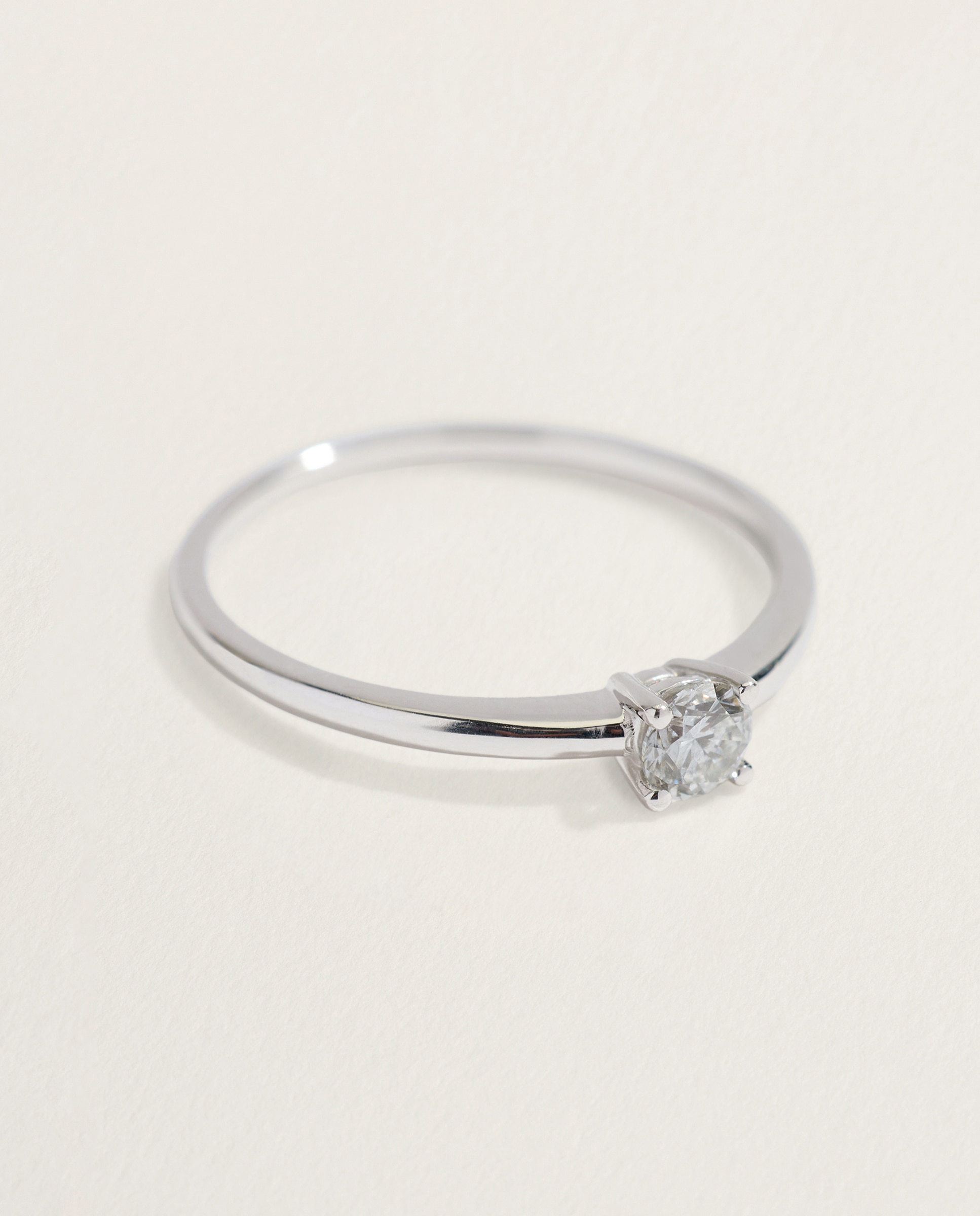 Anillo solitario de oro blanco de 18k con diamantes en talla brillante con un peso total de 0,20ct - El Corte Inglés - Plata Plata-2