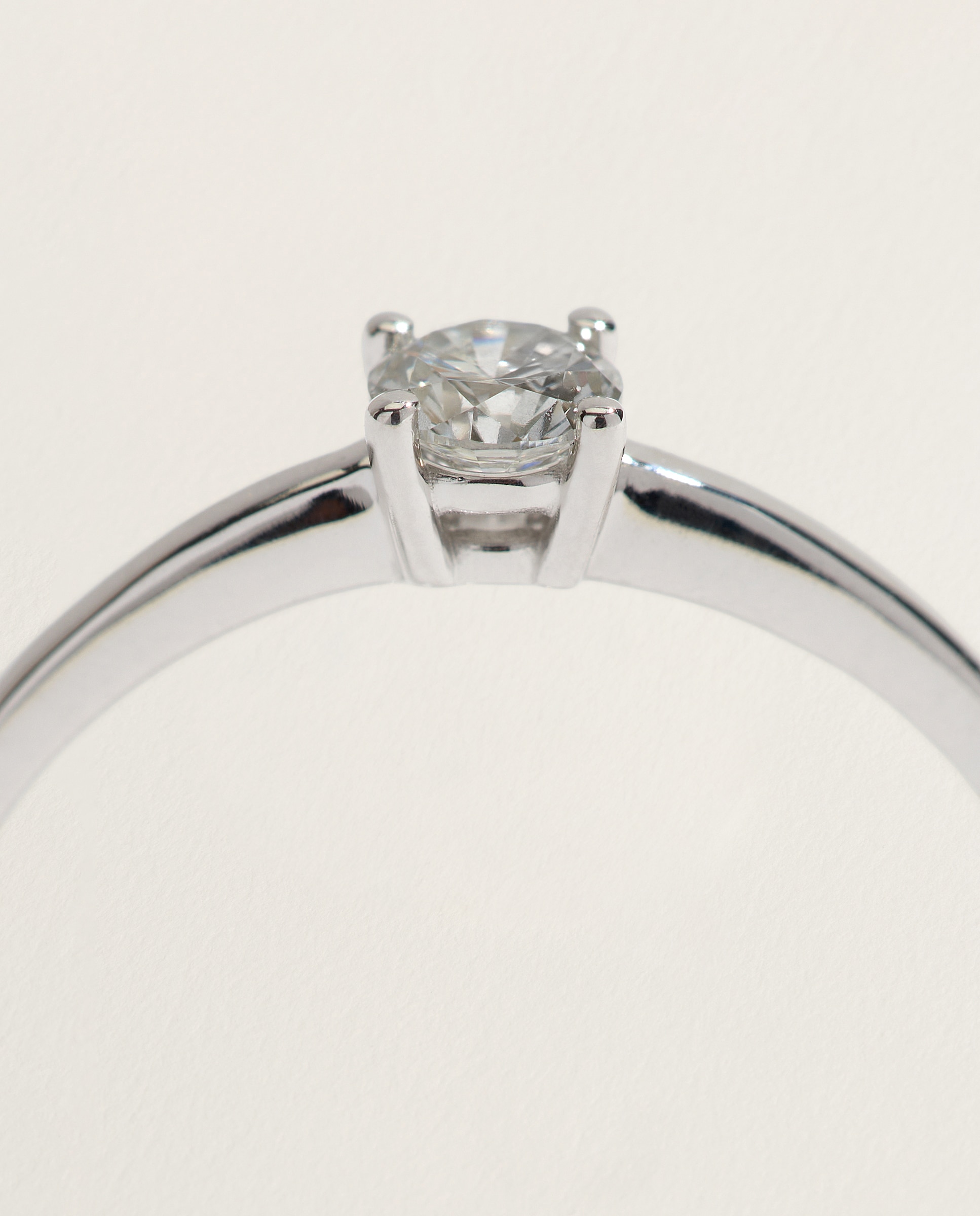 Anillo solitario de oro blanco de 18k con diamantes en talla brillante con un peso total de 0,20ct - El Corte Inglés - Plata Plata-4