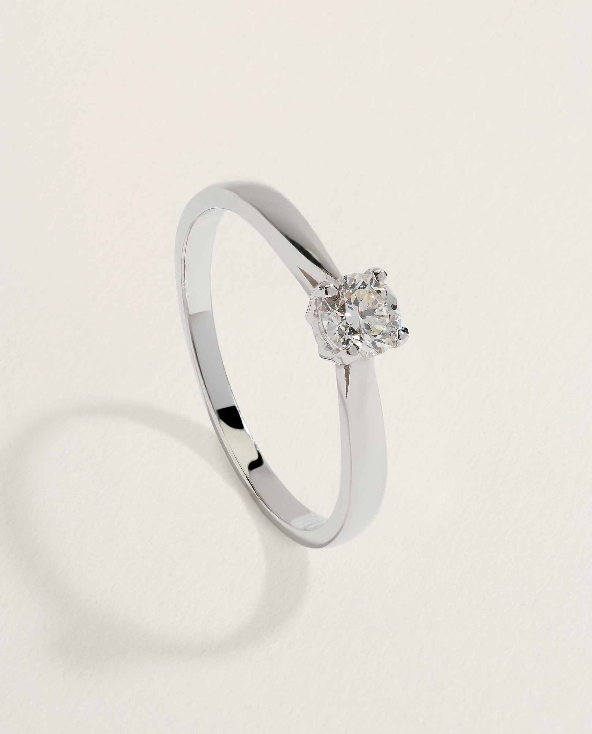 Anillo solitario de oro amarillo de 18k con diamante en talla brillante de 0,30ct - El Corte Inglés - Plata Plata-1