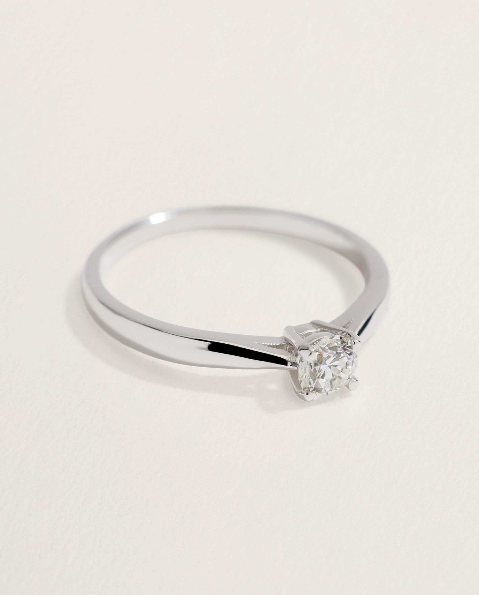 Anillo solitario de oro amarillo de 18k con diamante en talla brillante de 0,30ct - El Corte Inglés - Plata Plata-2