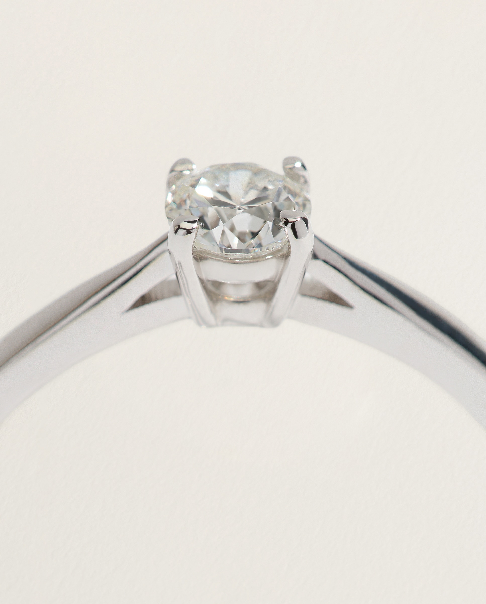 Anillo solitario de oro amarillo de 18k con diamante en talla brillante de 0,30ct - El Corte Inglés - Plata Plata-4