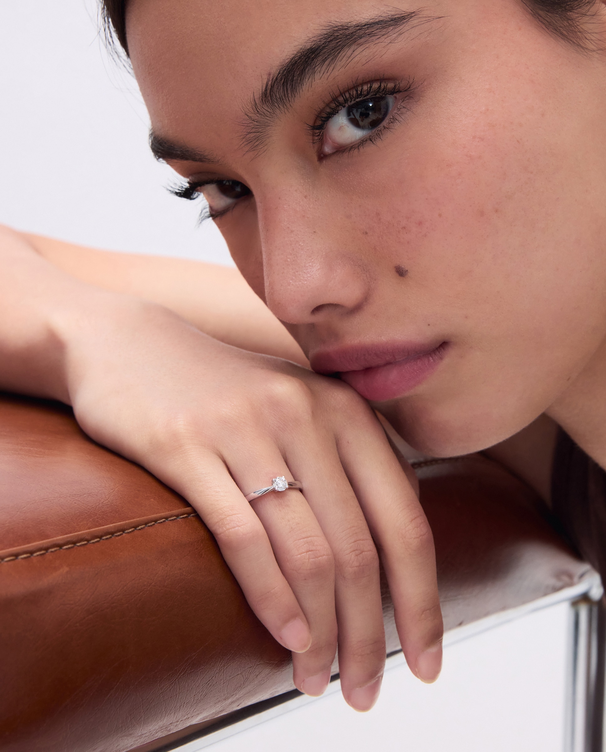 Anillo solitario de oro amarillo de 18k con diamante en talla brillante de 0,30ct - El Corte Inglés - Plata Plata-5
