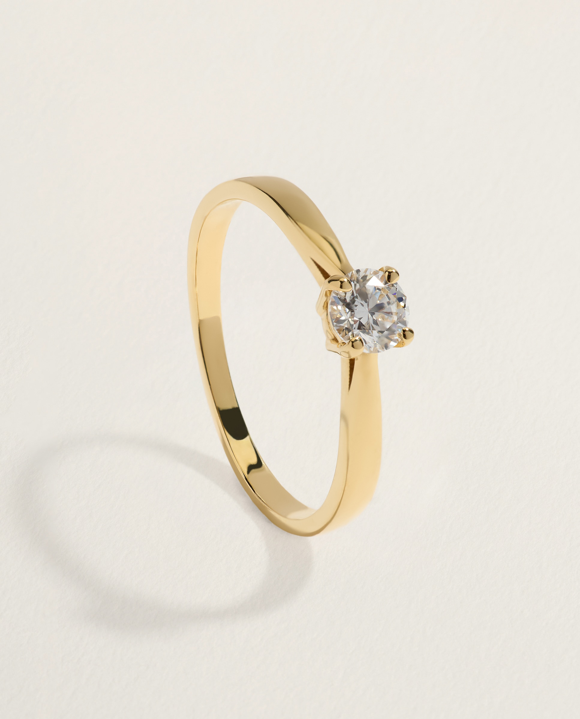 Imagen 0 de Anillo solitario de oro amarillo de 18k con diamante en talla brillante de 0,30ct 300 Amarillo