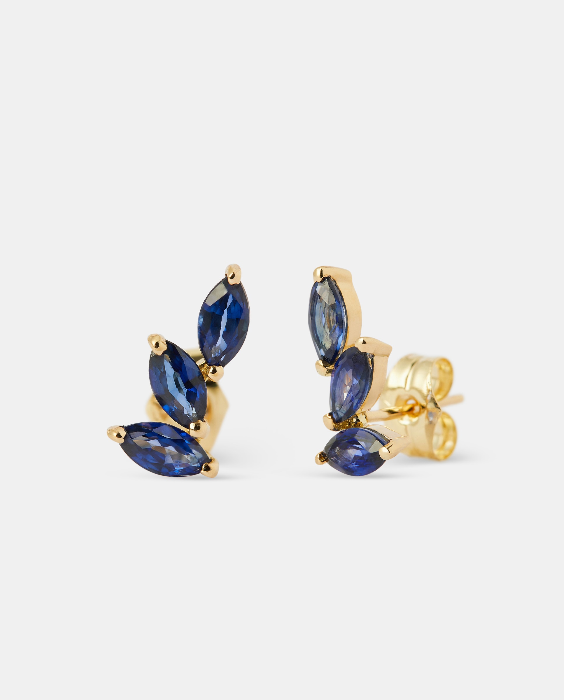 Pendientes de oro y zafiro tratado