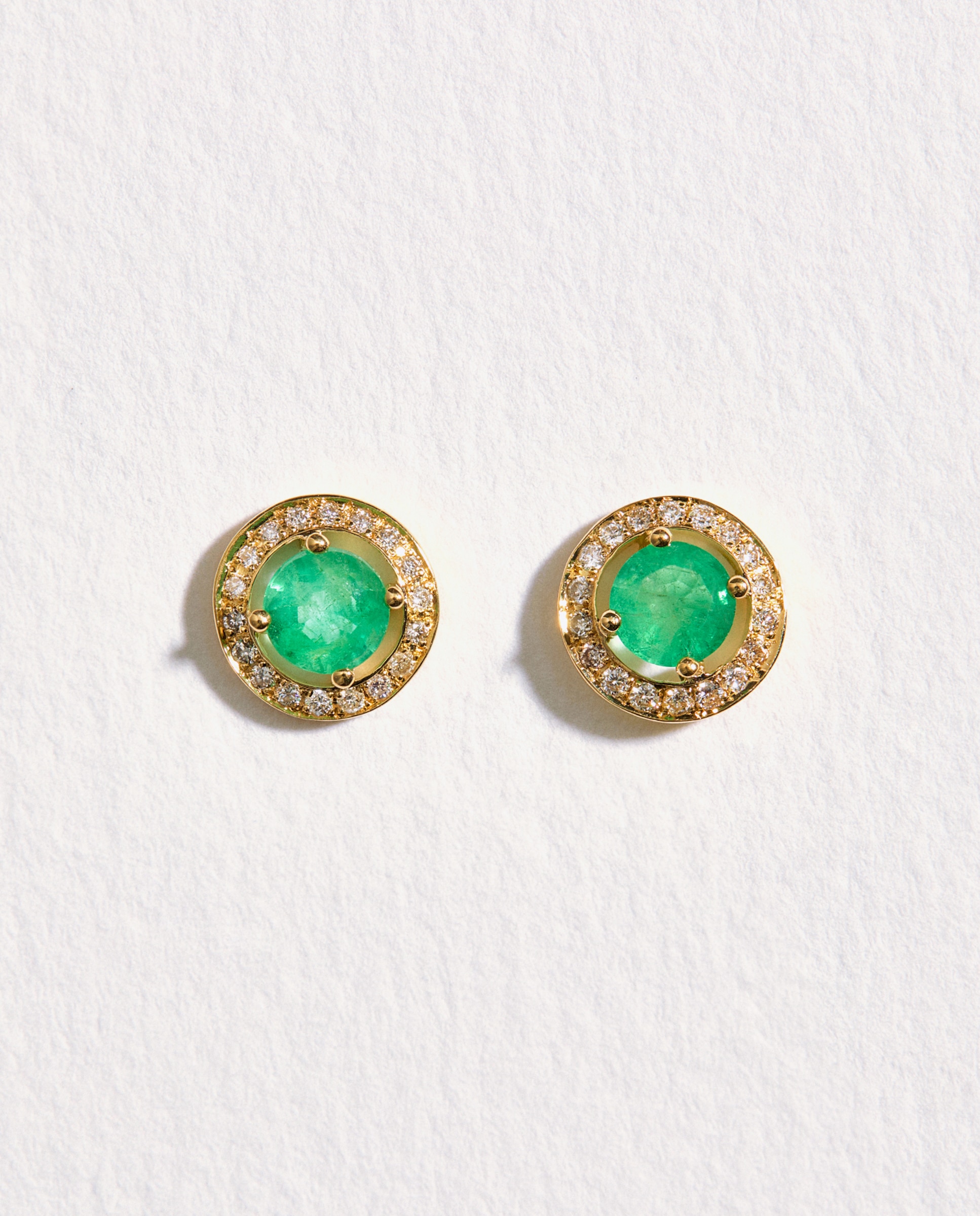 El Corte Inglés - Pendientes de oro con diamante y esmeralda.