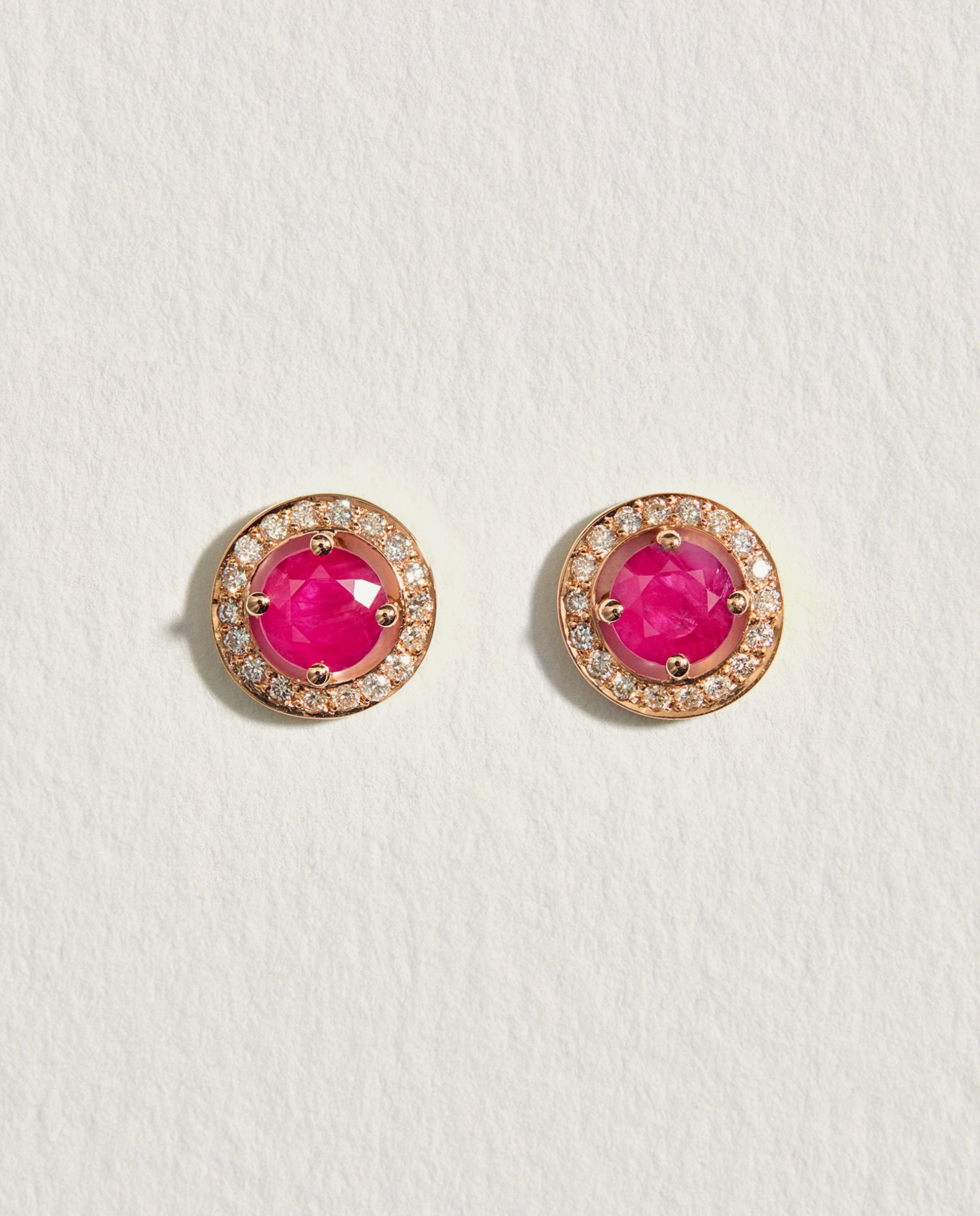 El Corte Inglés - Pendientes de oro con diamante y rubí.