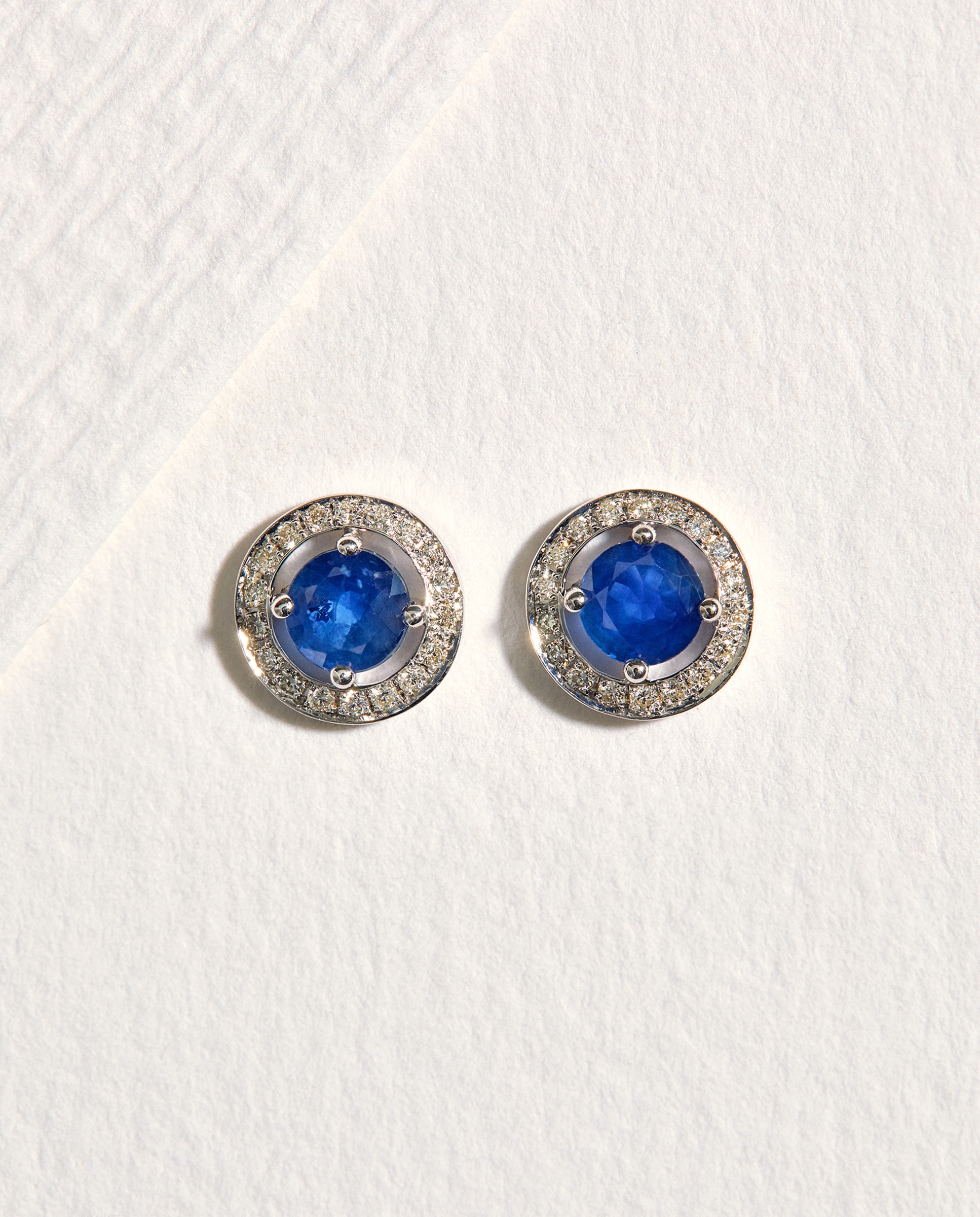 El Corte Inglés - Pendientes de oro con diamante y zafiro.