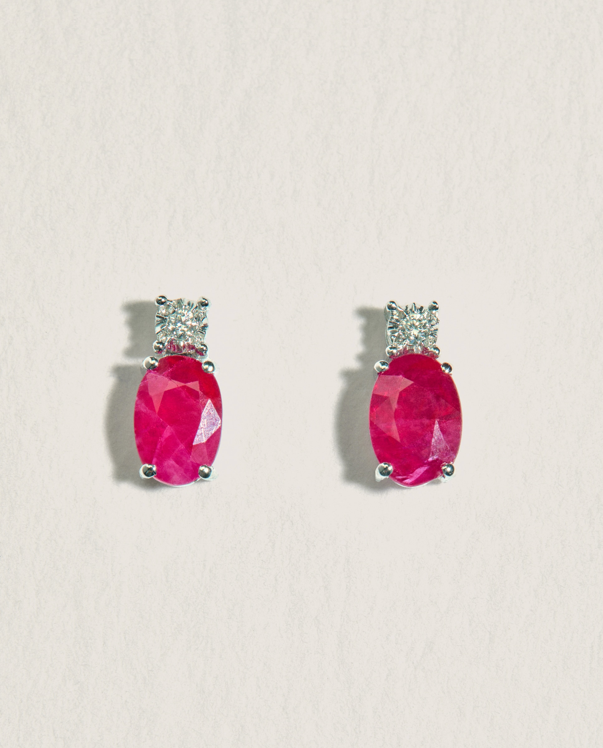 Imagen 0 de Pendientes de oro con diamante y rubí Rojo